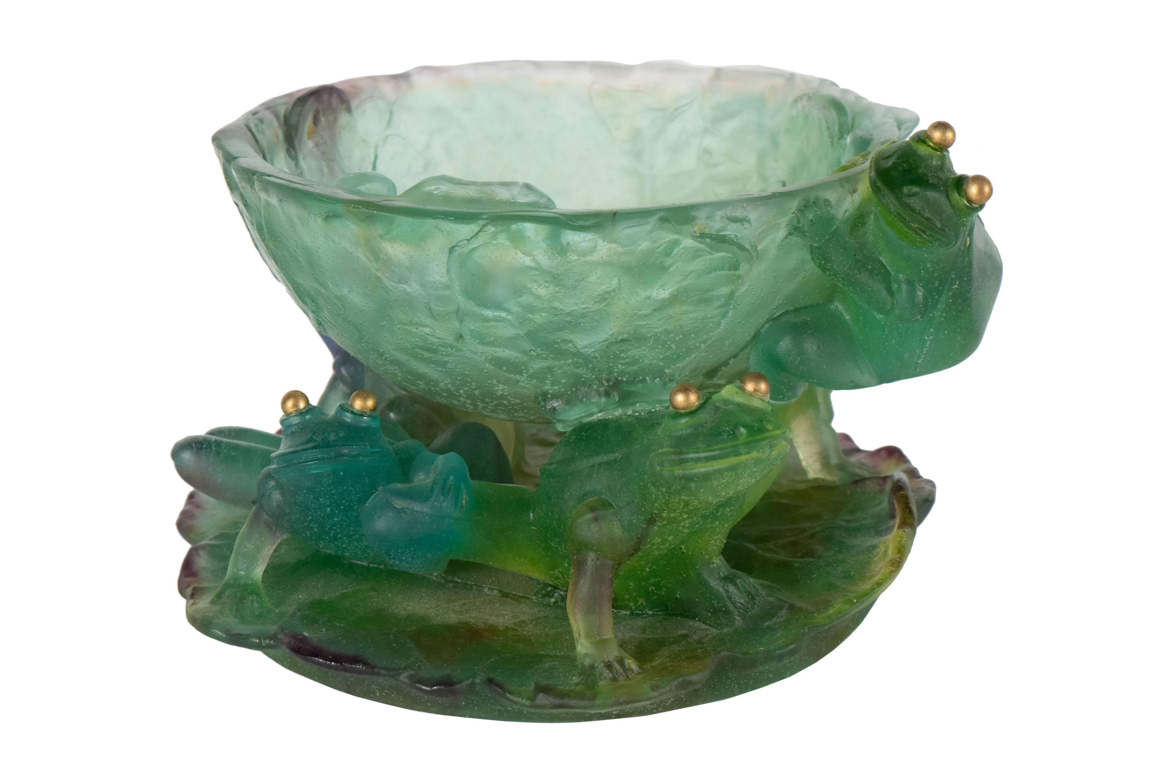 Bol à pieds « Les Grenouilles » en verre d'art Pate de Verre de Daum Excellent état à New York, NY