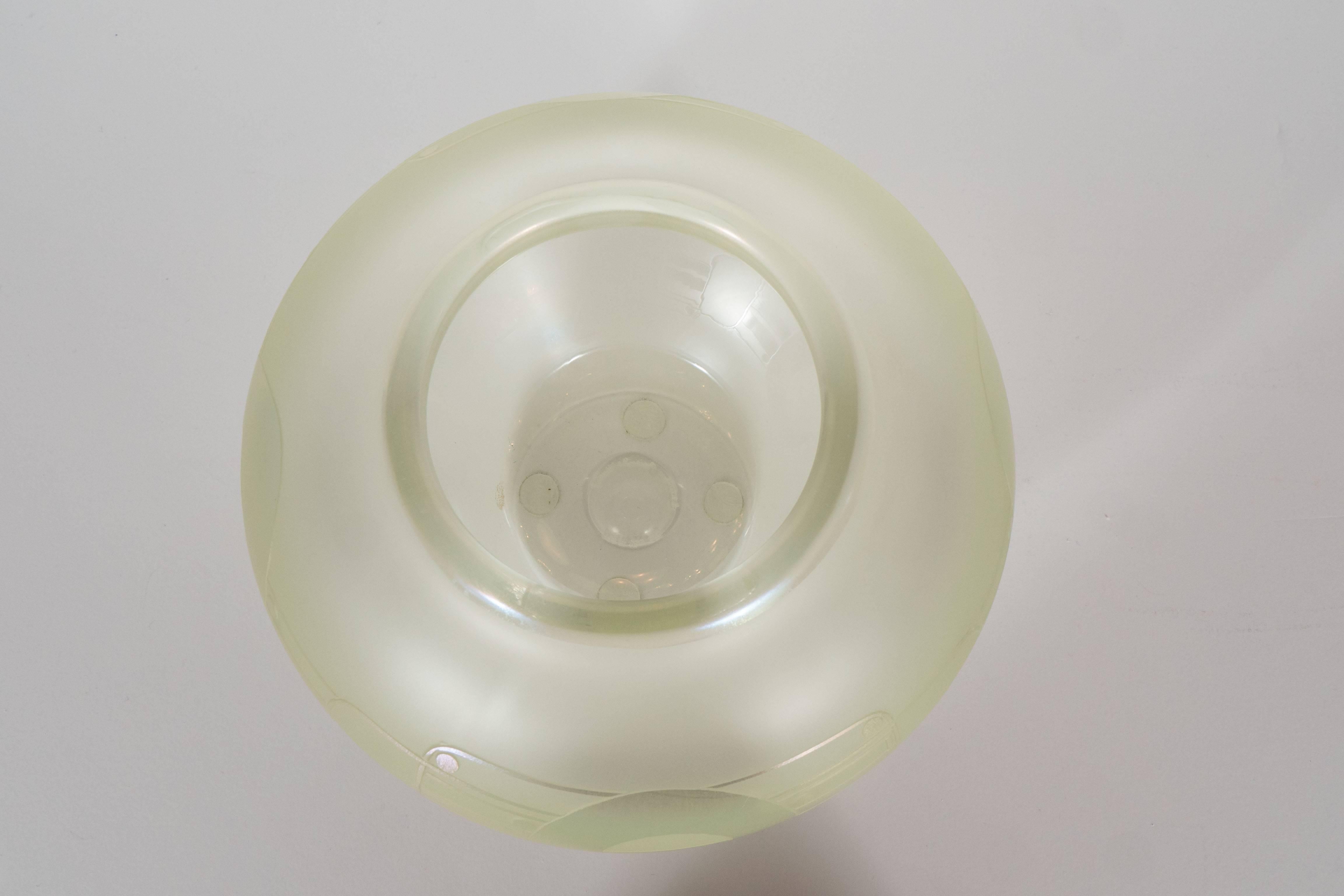 Vase aus Kunstglas mit säuregeätztem Art-Déco-Stil von Shura für Orient & Flume (Ende des 20. Jahrhunderts) im Angebot