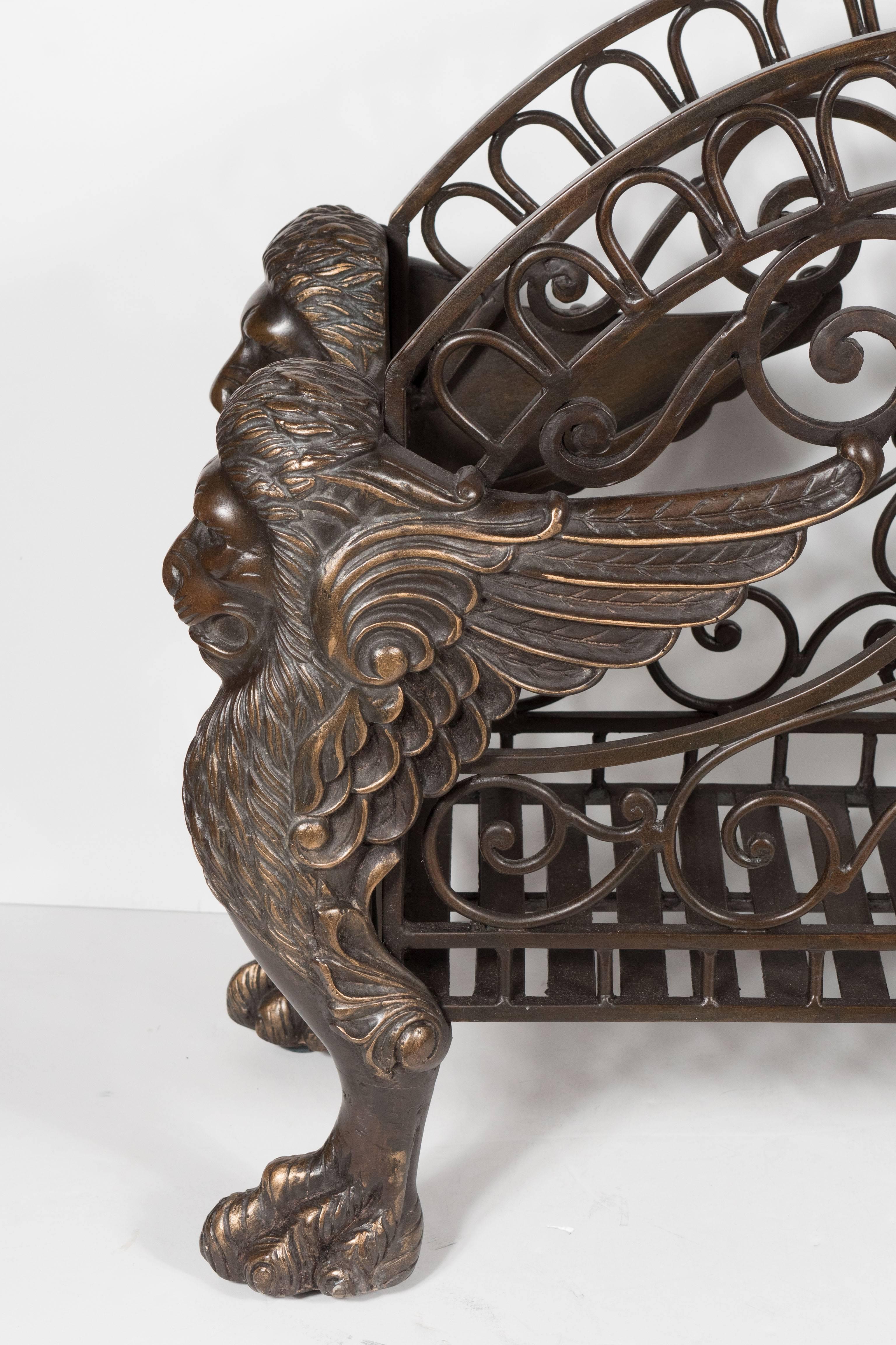 Bronze-Magazin im Regency-Stil mit verschnörkeltem Design und Löwenstützen im Zustand „Hervorragend“ im Angebot in New York, NY