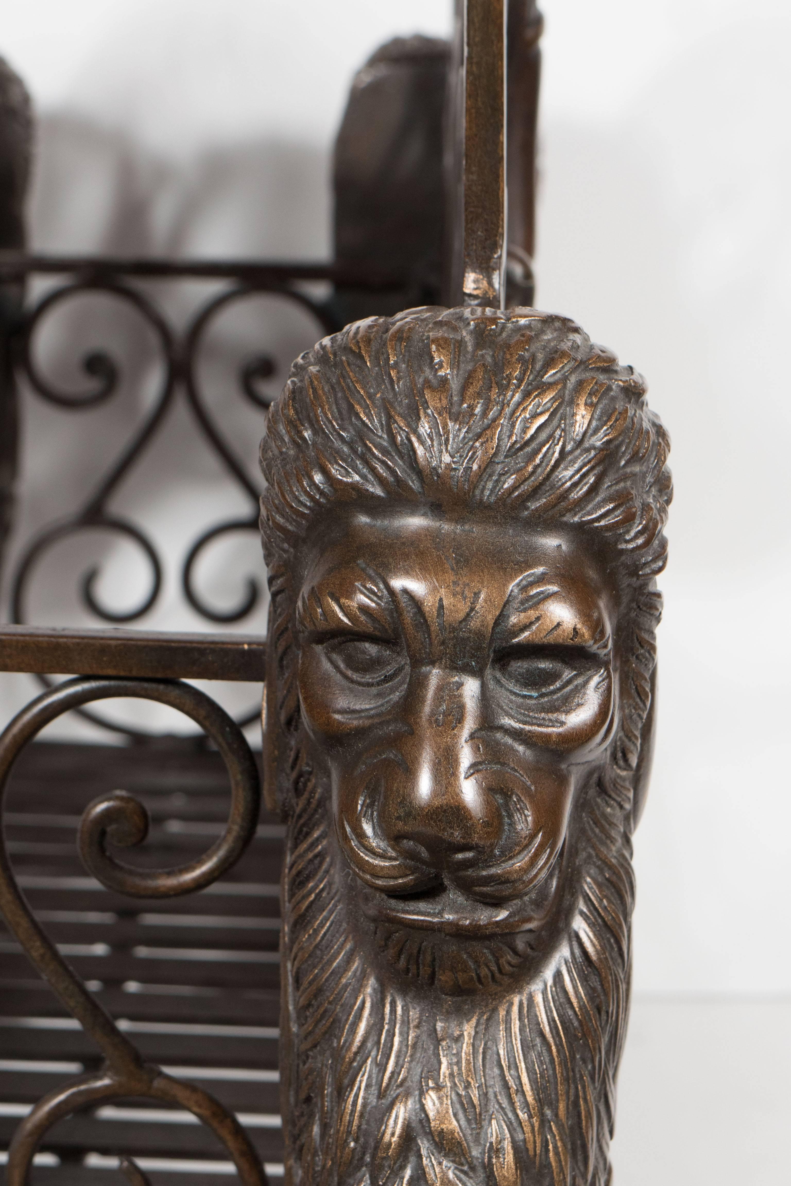 Bronze-Magazin im Regency-Stil mit verschnörkeltem Design und Löwenstützen (Regency Revival) im Angebot