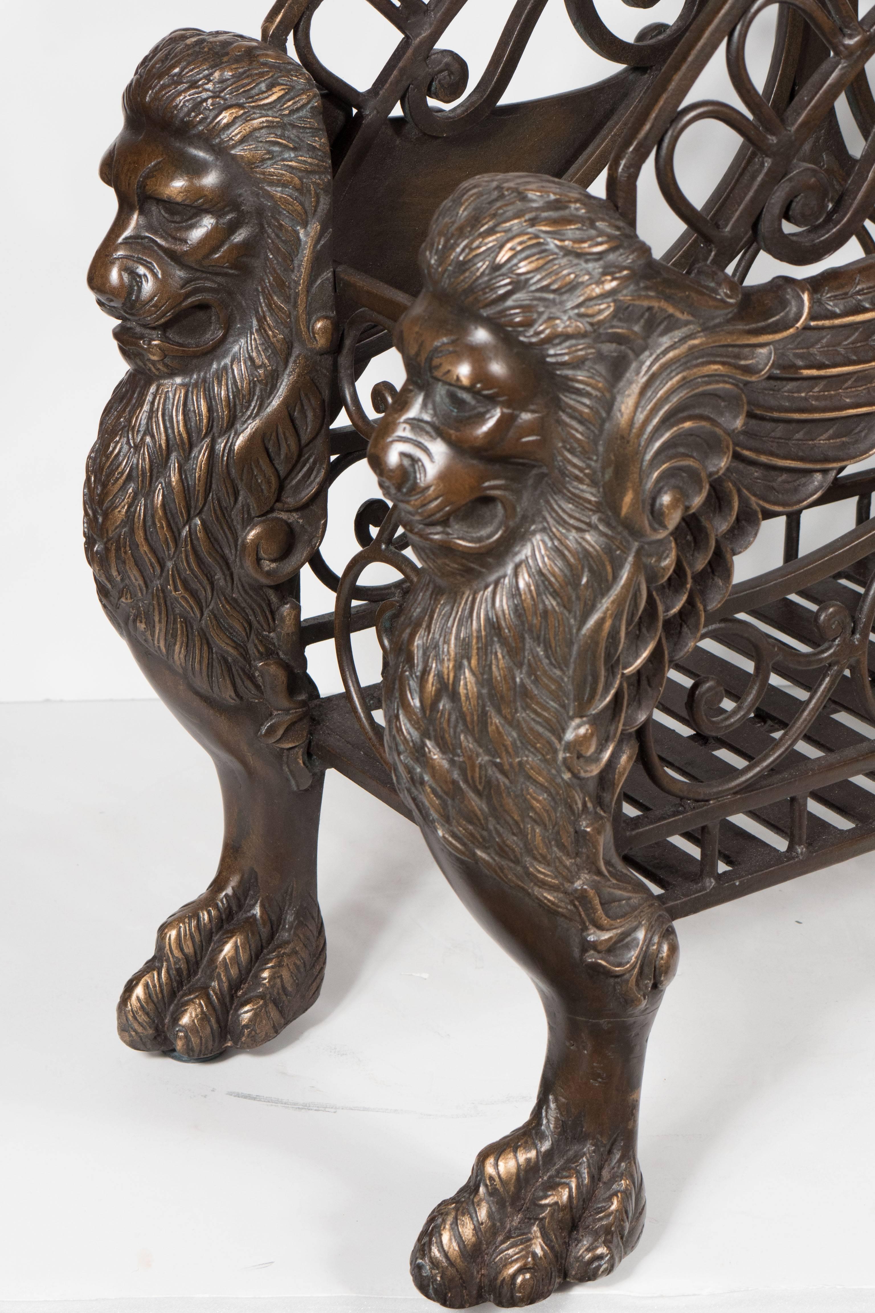 Bronze-Magazin im Regency-Stil mit verschnörkeltem Design und Löwenstützen im Angebot 4