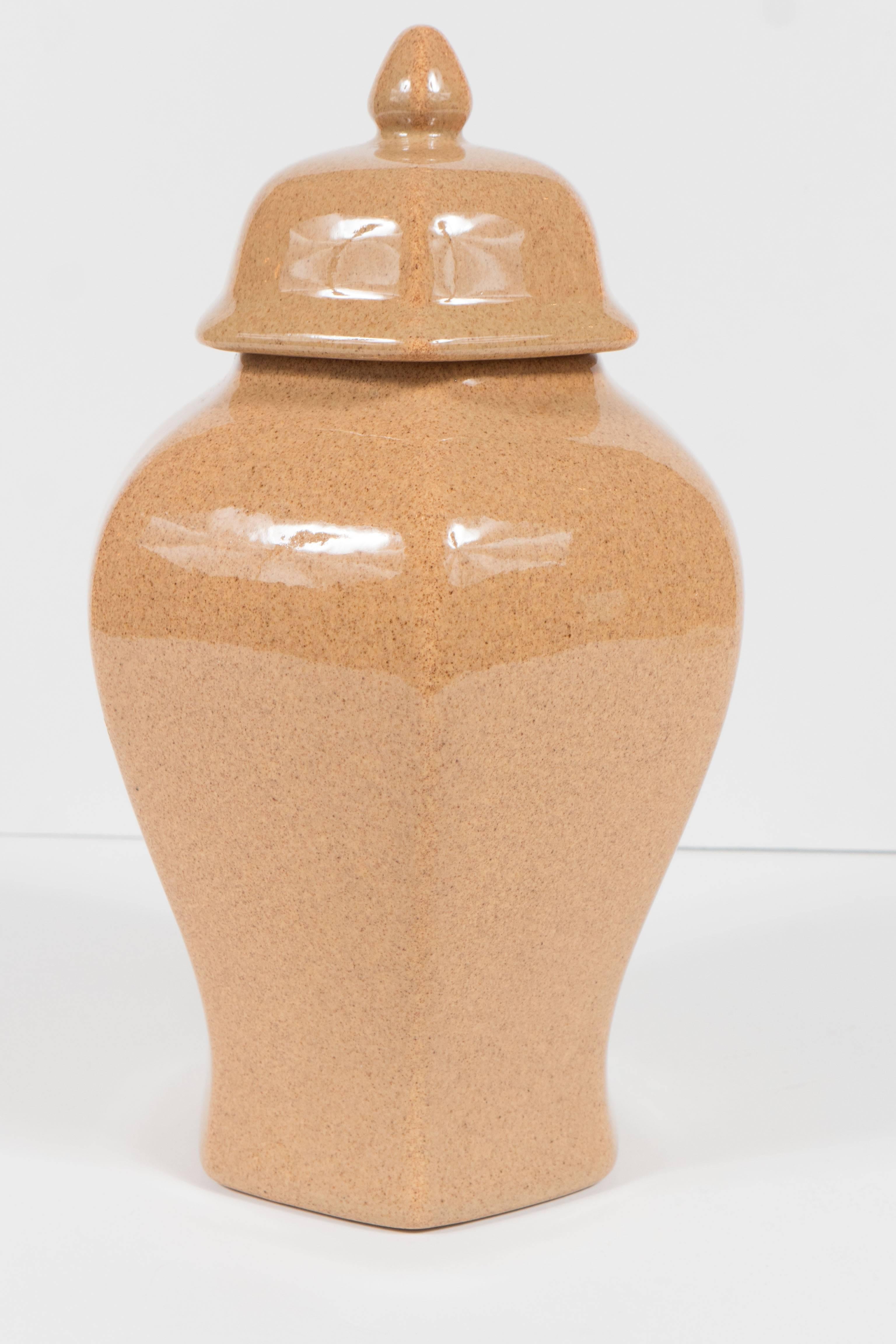 Mid-Century Modernistisches sandfarbenes glasiertes Ingwerglasur-Keramikglas von Tiffany & Co im Angebot 2