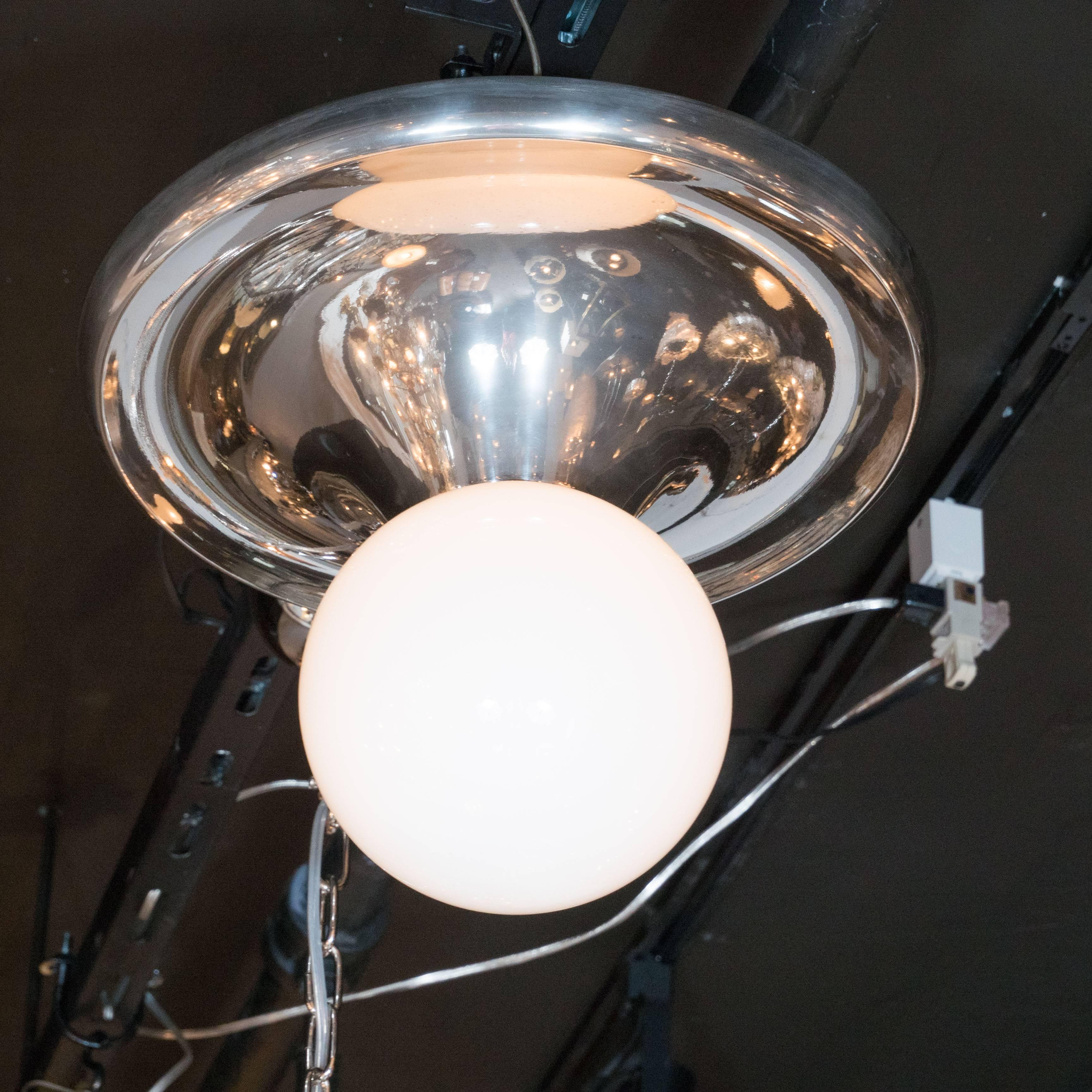 Globe blanc du milieu du siècle « Drop » à montage encastré avec cadre chromé Excellent état - En vente à New York, NY