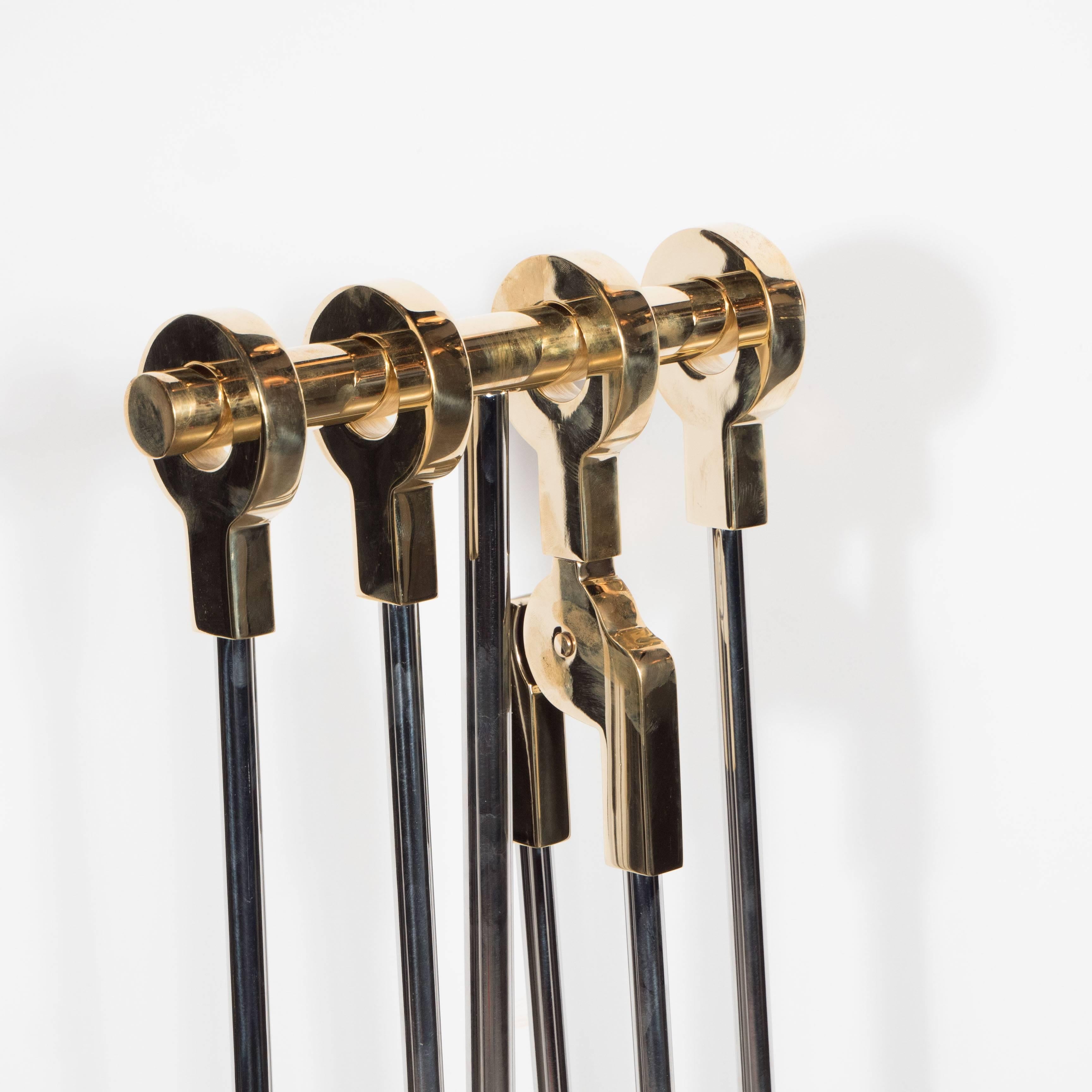 Vierteiliges modernistisches Feuerwerkzeug-Set aus poliertem Nickel mit Griffen aus poliertem Messing (amerikanisch) im Angebot