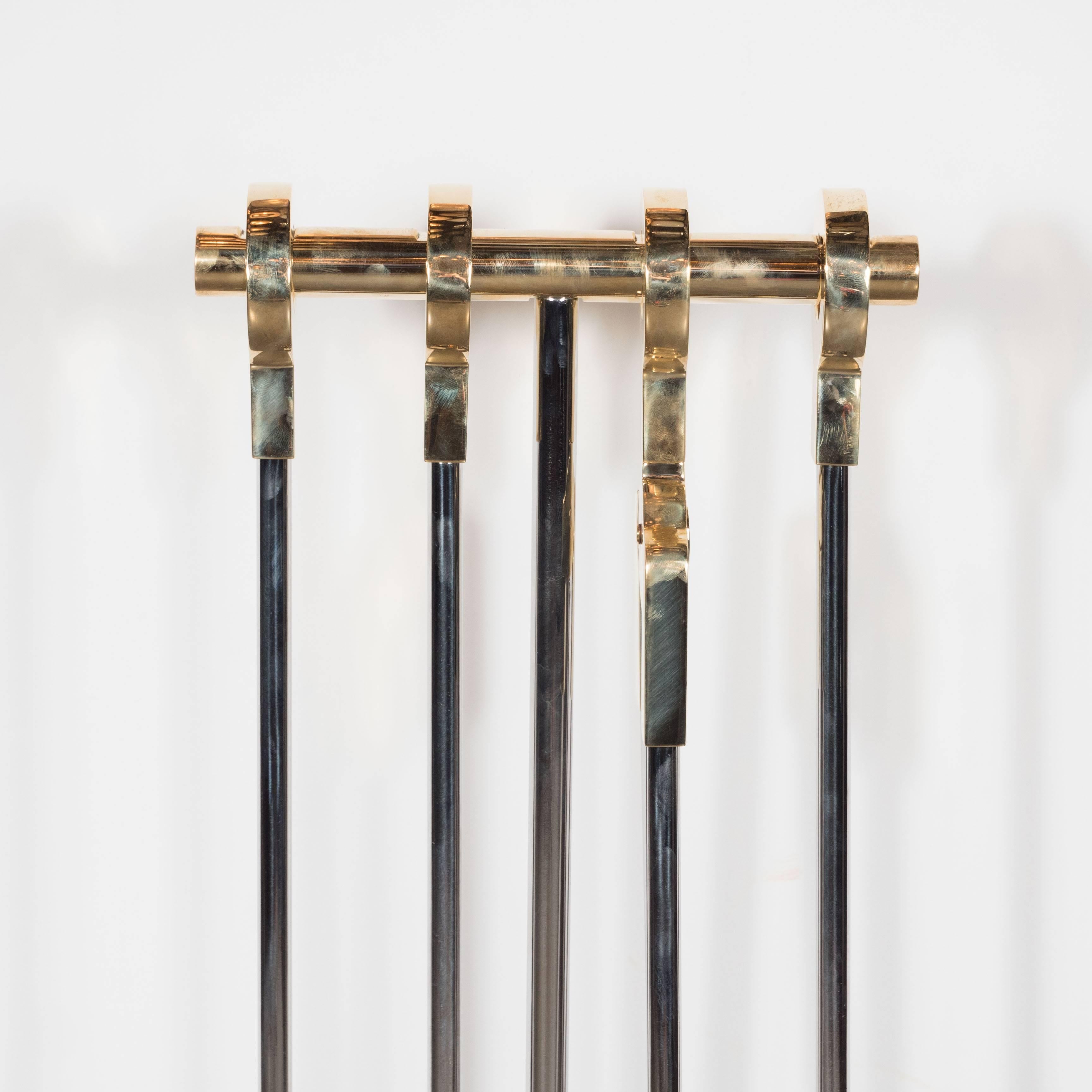 Vierteiliges modernistisches Feuerwerkzeug-Set aus poliertem Nickel mit Griffen aus poliertem Messing im Zustand „Hervorragend“ im Angebot in New York, NY