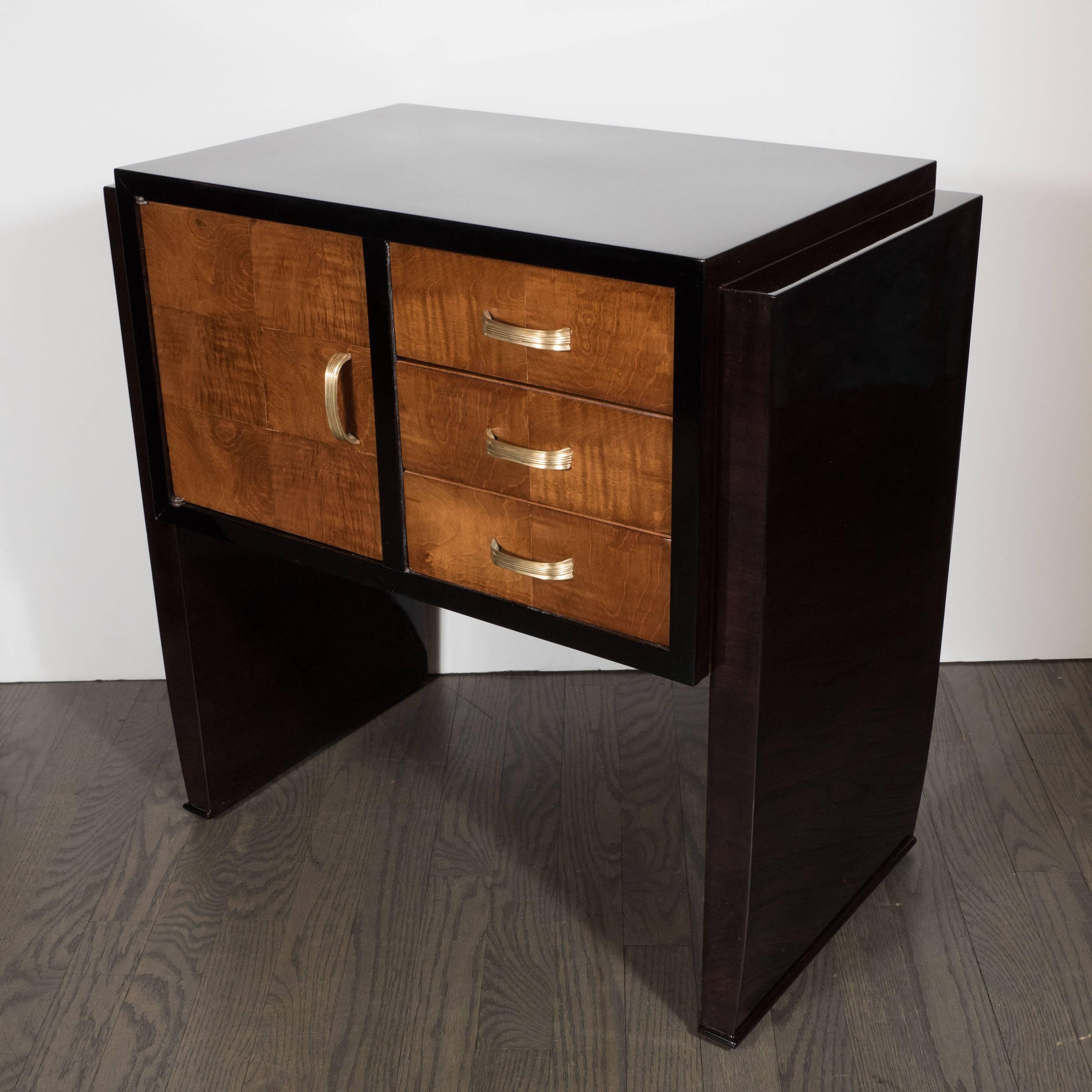 Pair of Art Deco Nightstands or End Tables in Burled Elm and Ebonized Walnut In Excellent Condition In New York, NY
