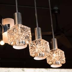 Lustre à suspension en verre gravé du mi-siècle moderne avec accessoires chromés