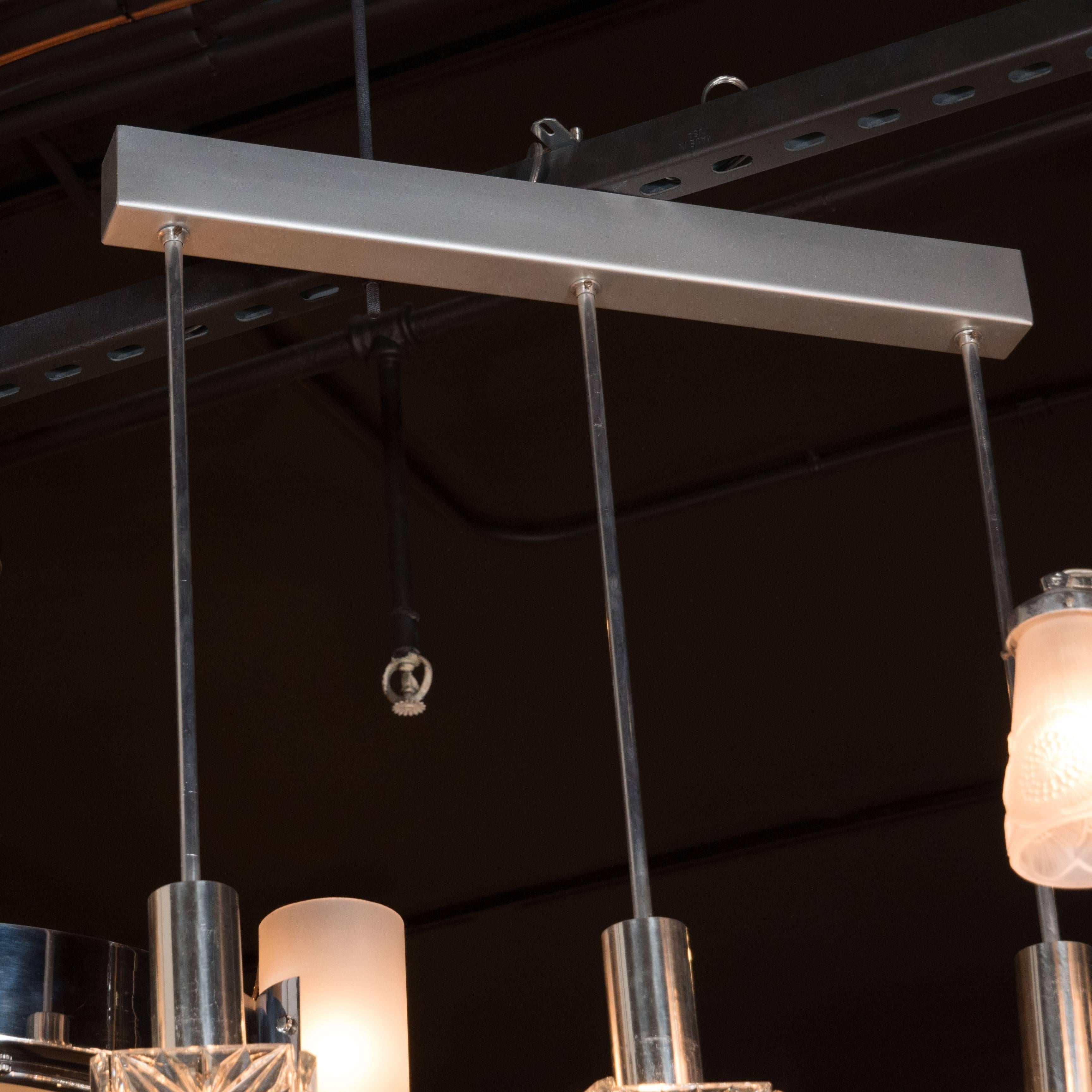 Lampadario a sospensione in vetro acidato di metà secolo con finiture cromate In condizioni ottime in vendita a New York, NY