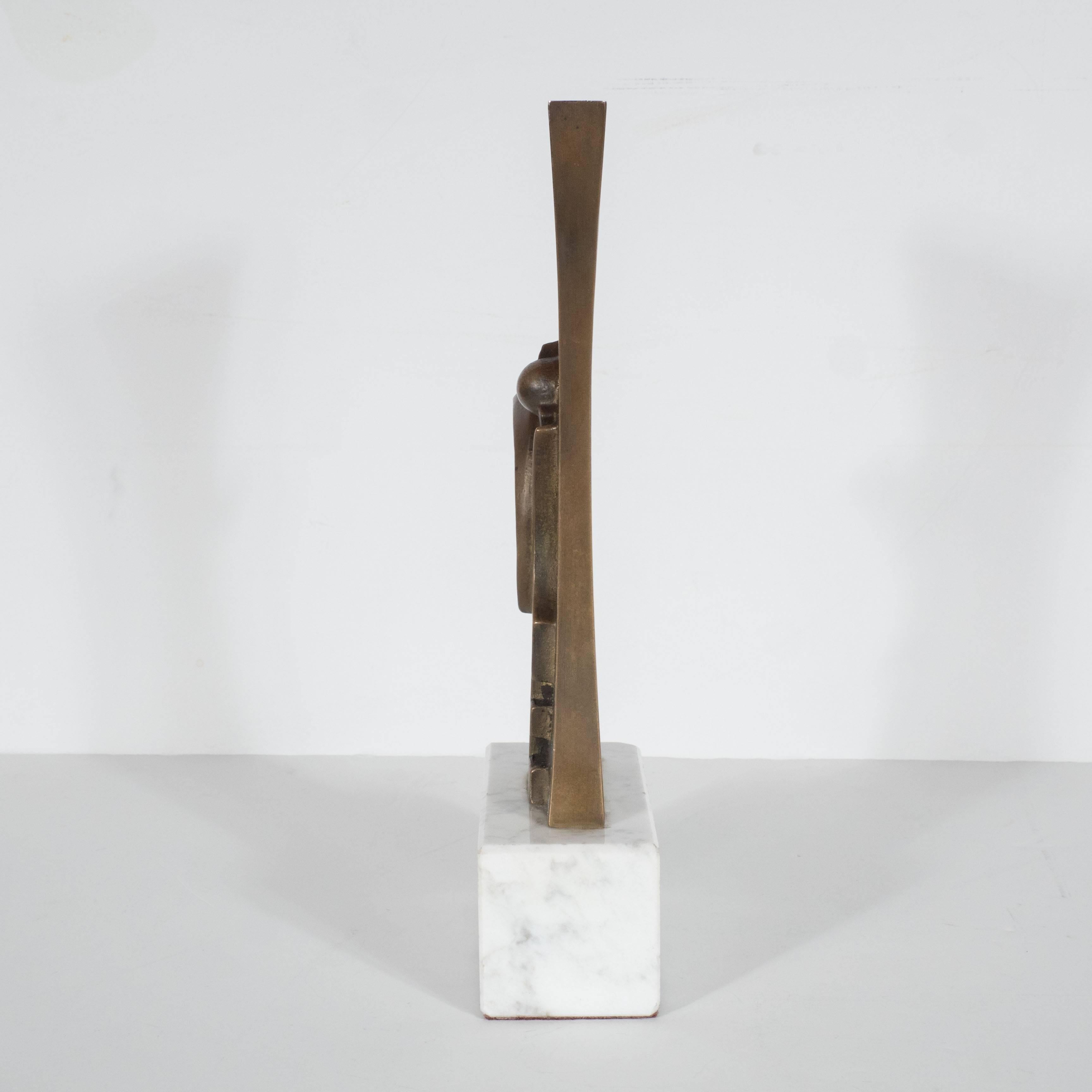 Scultura moderna di metà secolo in bronzo patinato e marmo di Sante Monachesi, un'impressionante scultura astratta di questo famoso artista italiano realizzata in bronzo patinato con un intricato disegno di elementi ad incastro, uno dei quali a