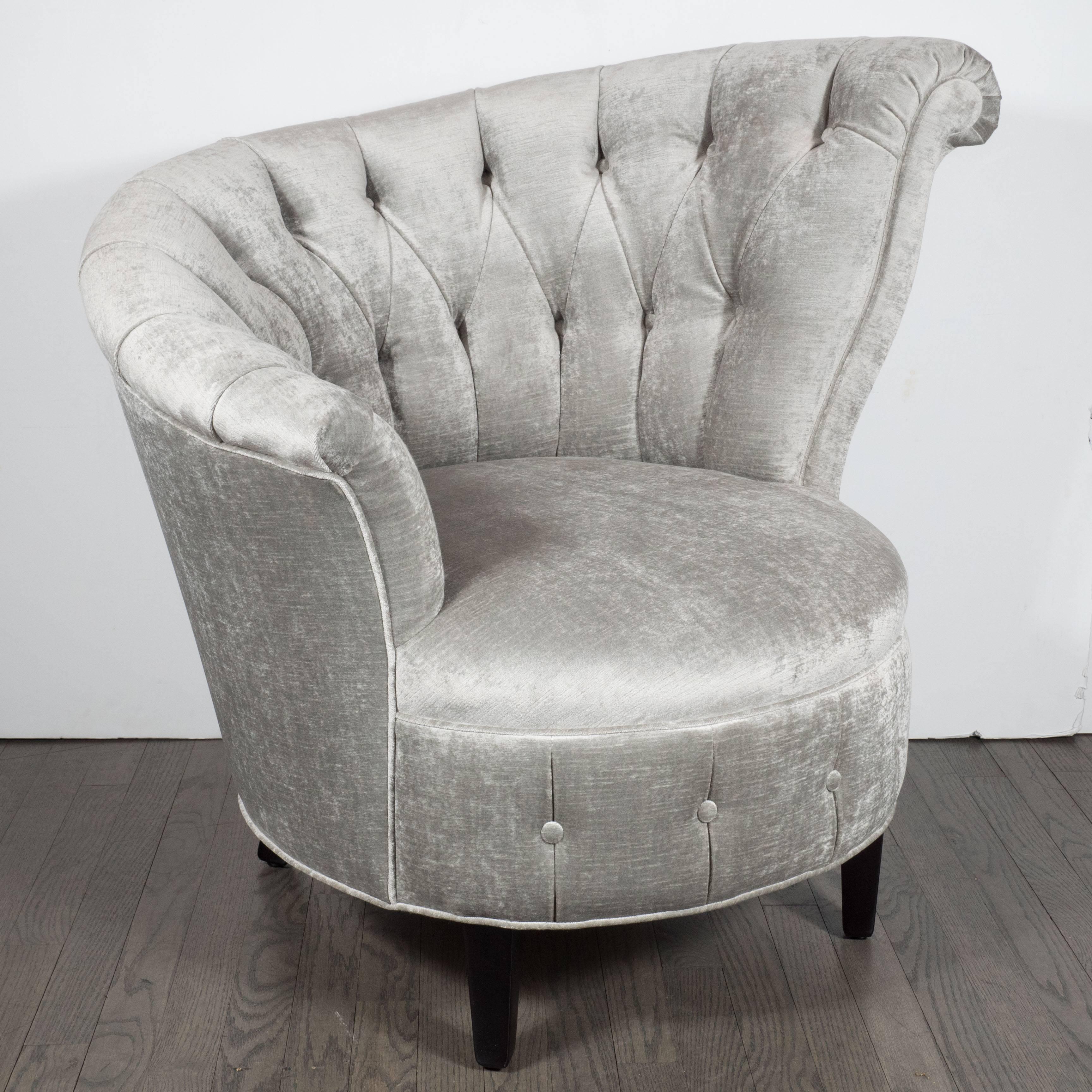 1940s Hollywood Regency Asymmetrical Tufted Chair in Platinum Velvet In Excellent Condition In New York, NY