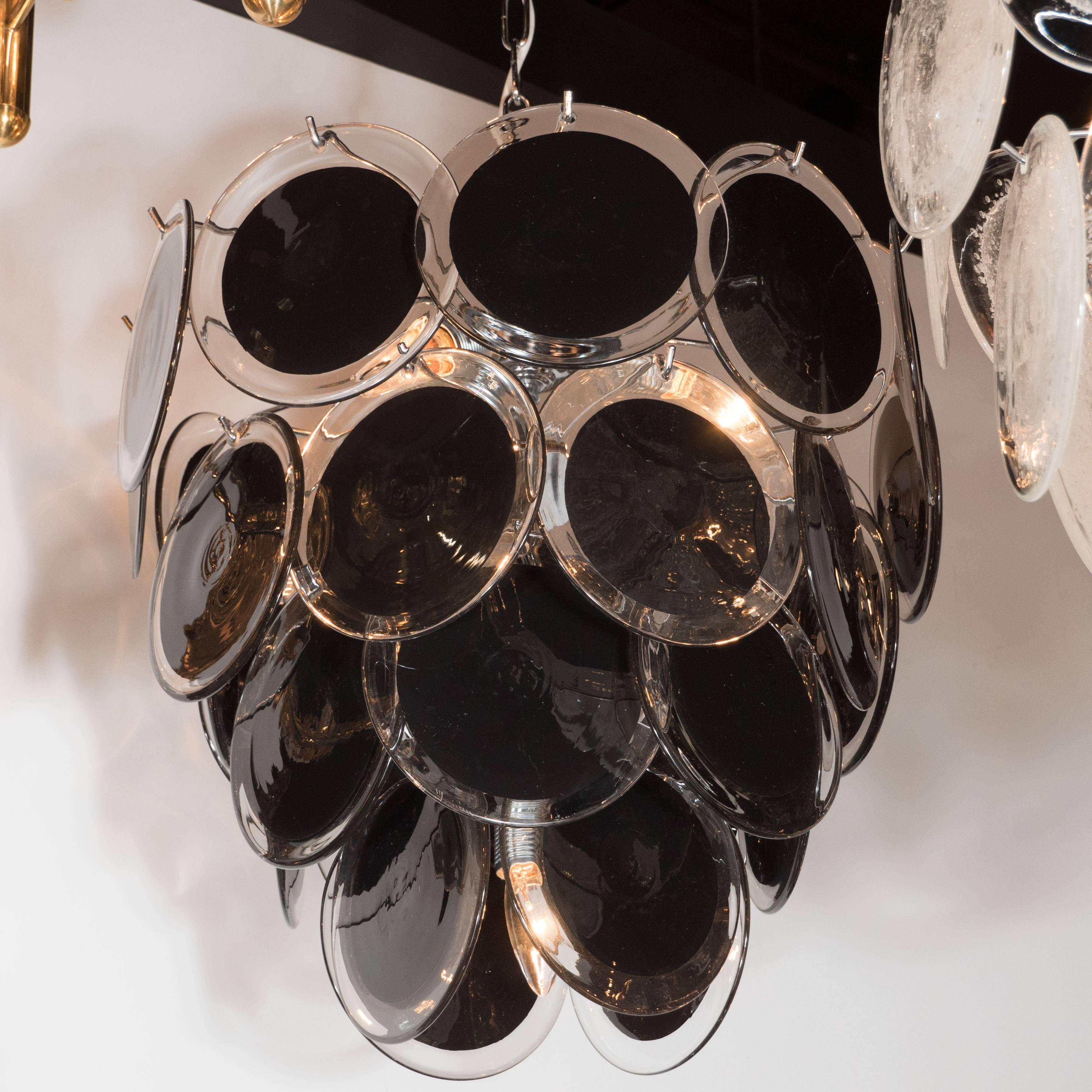 Modernistischer Kronleuchter aus klarem und schwarzem Muranoglas mit Scheiben in der Art von Vistosi (Moderne der Mitte des Jahrhunderts) im Angebot