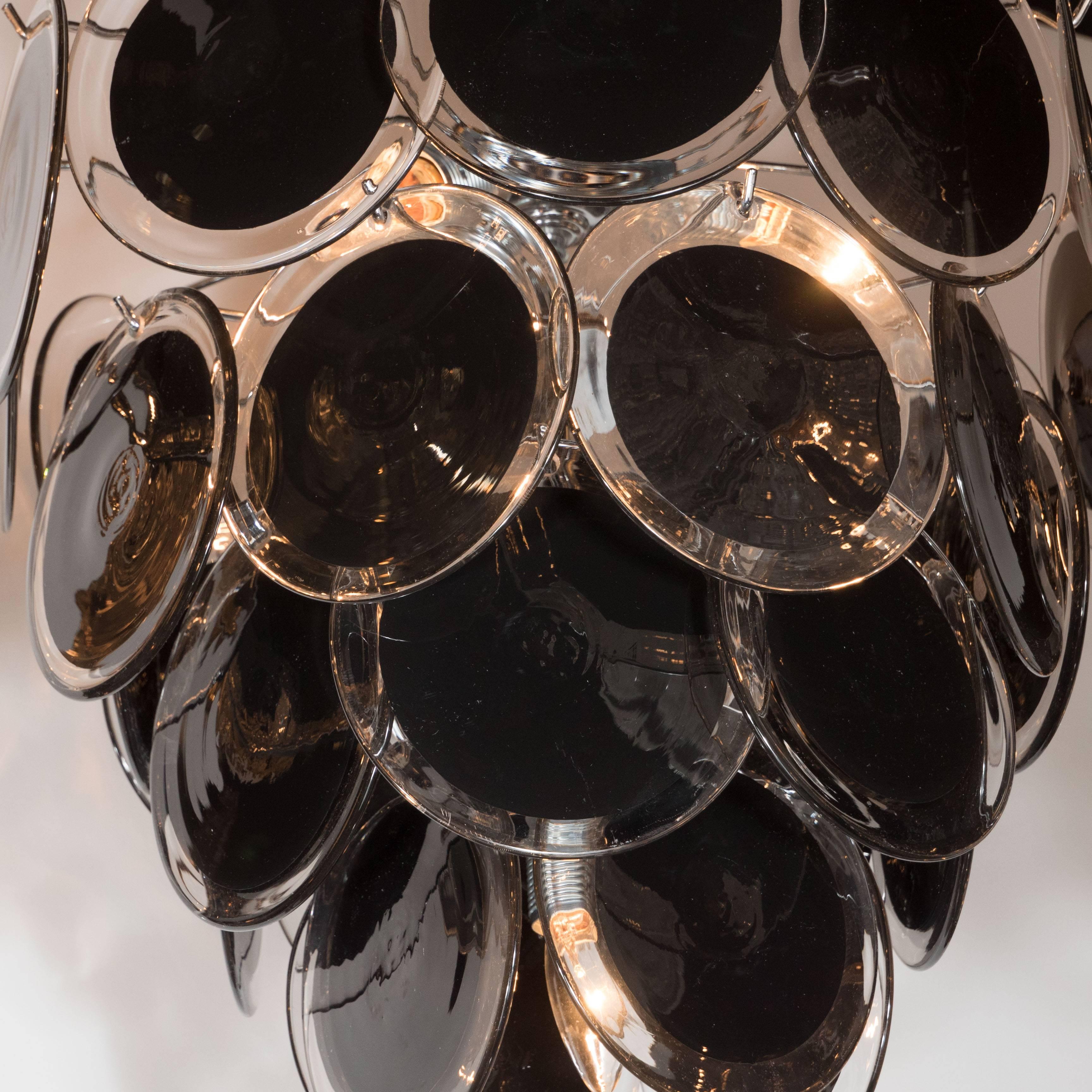 Modernistischer Kronleuchter aus klarem und schwarzem Muranoglas mit Scheiben in der Art von Vistosi (Poliert) im Angebot