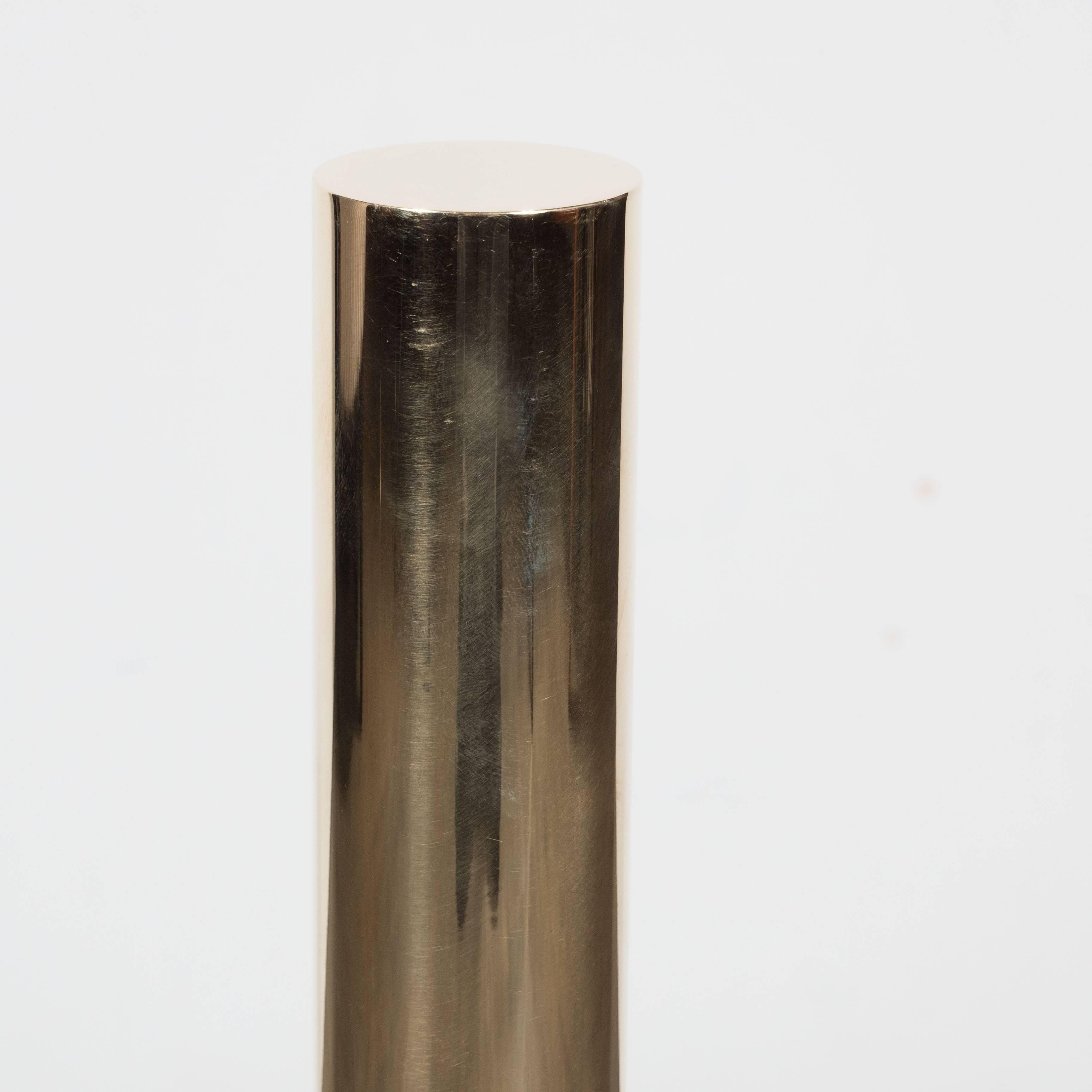 Moderne Paire de chenets modernistes sur mesure en laiton poli de forme cylindrique en vente