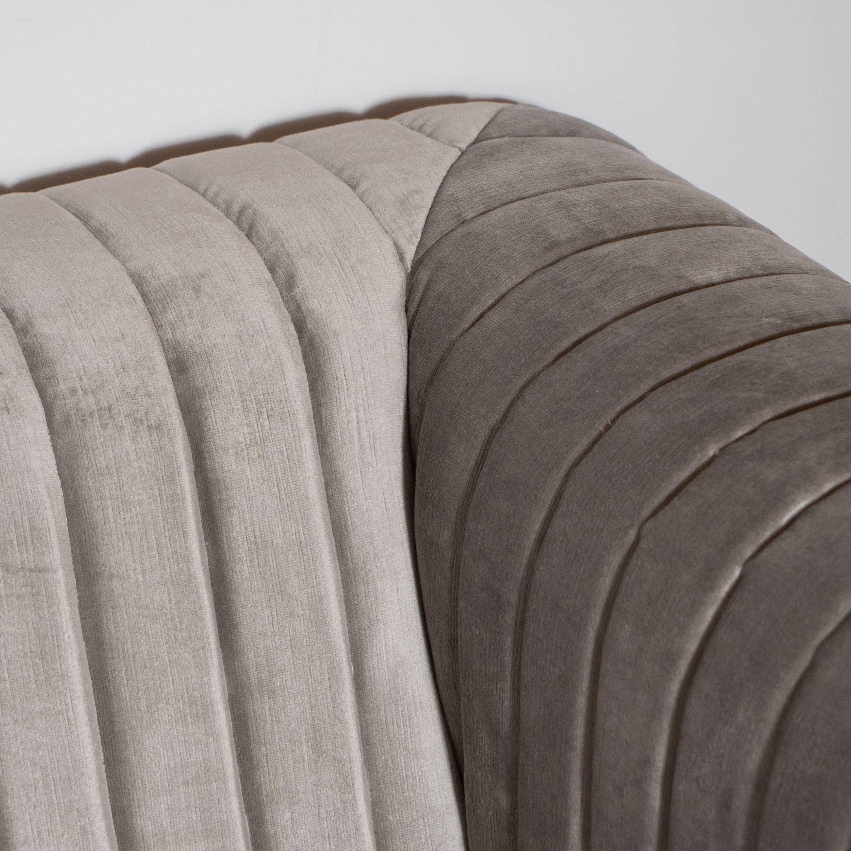 Maßgefertigtes modernistisches Sofa im Kanaldesign aus Platinsamt im Zustand „Hervorragend“ in New York, NY
