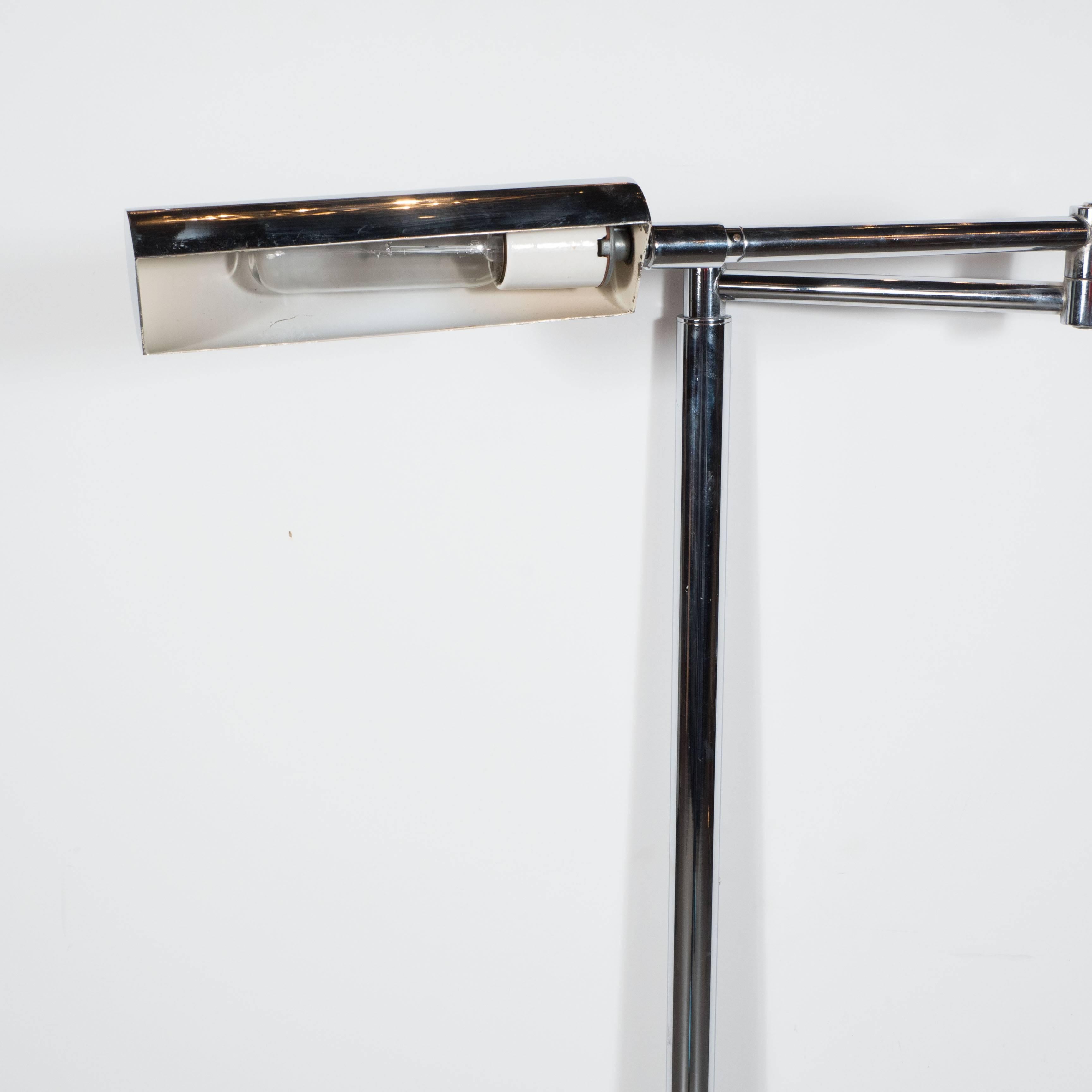 Elegante schlanke Mid-Century Modernistische Chrom-Swing-Arm-Stehlampe (amerikanisch) im Angebot