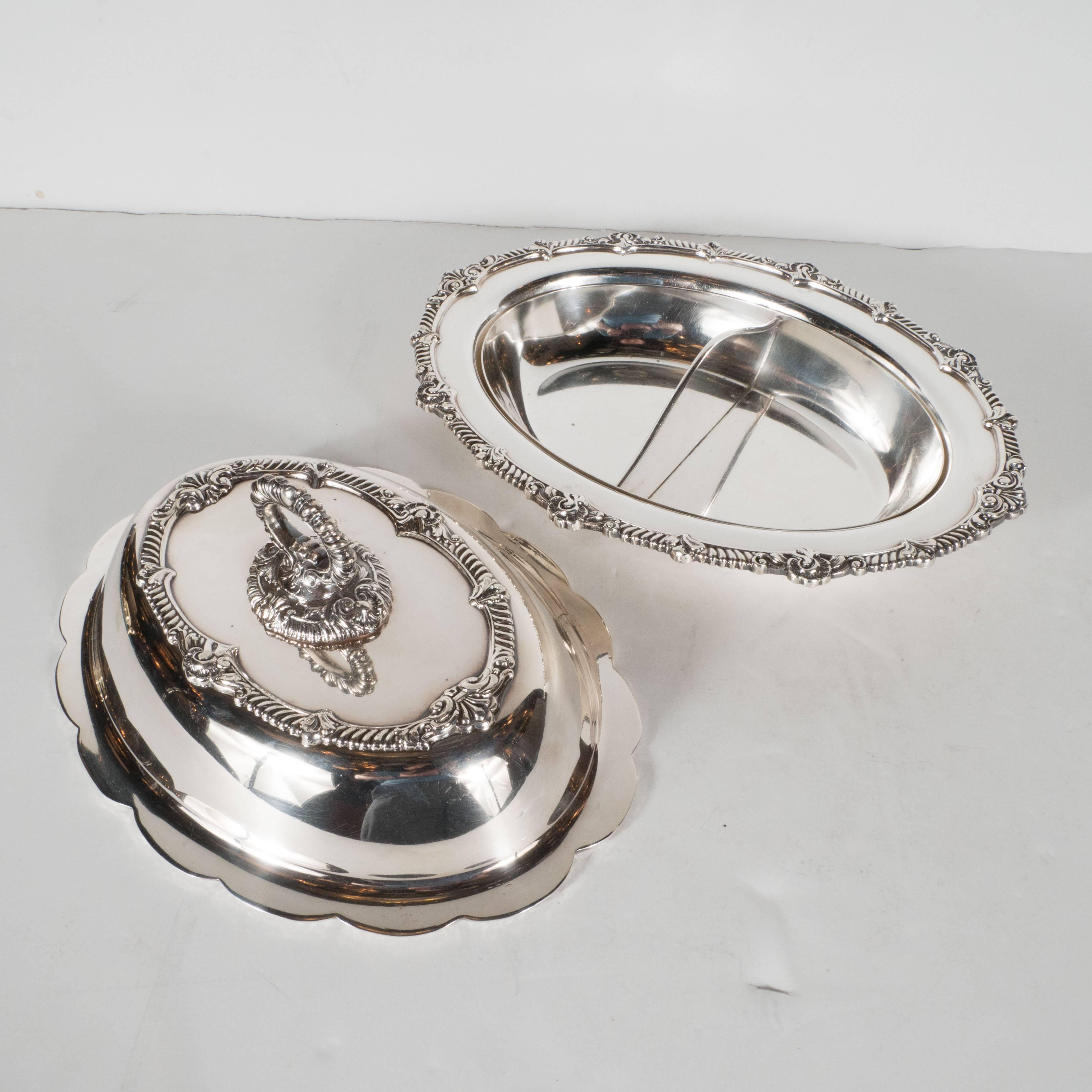 Néocolonial Soupière en métal argenté de style néocolonial avec bordures festonnées et détails baroques en vente