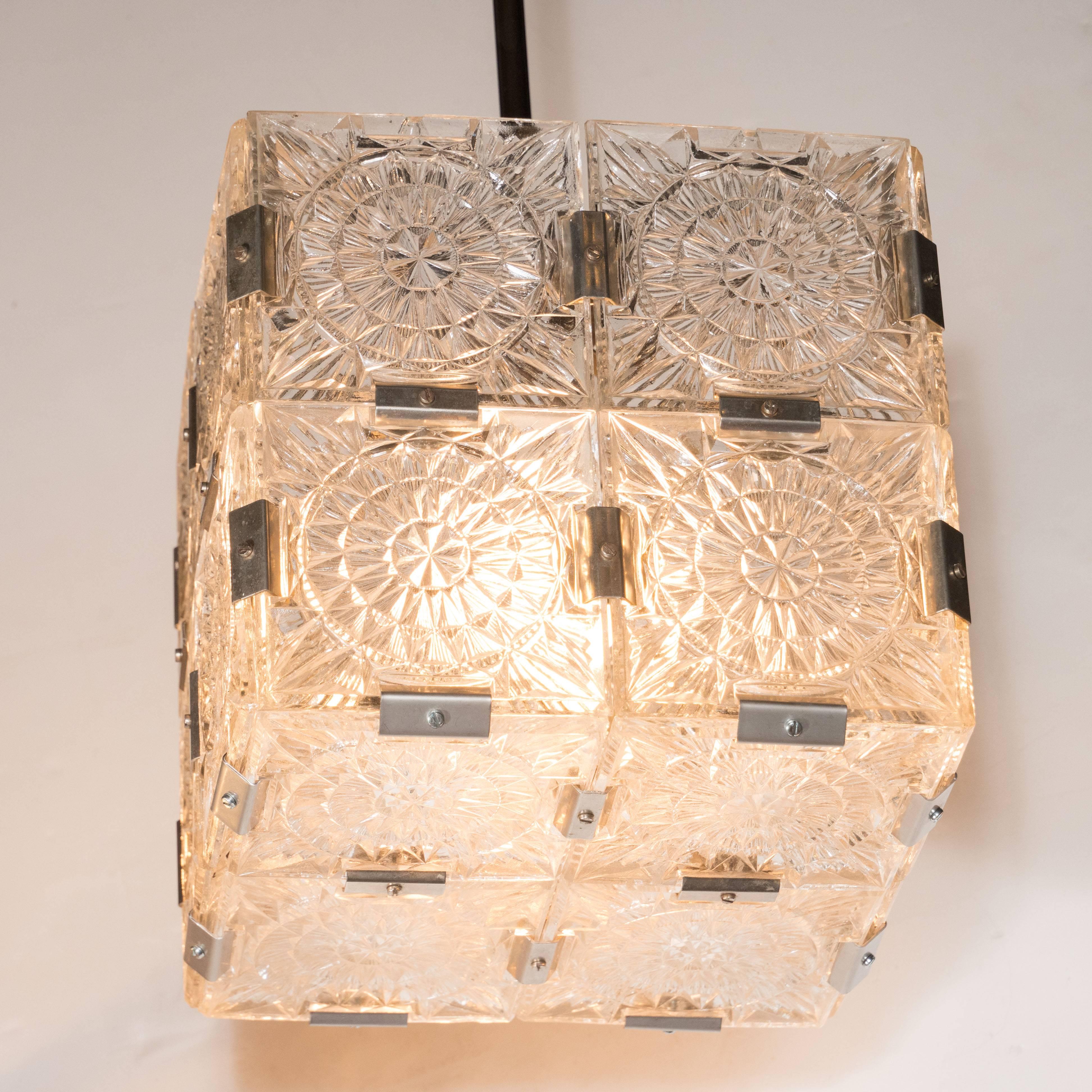Mid-Century moderno Ciondolo modernista di metà secolo con vetro acidato e finiture cromate di Kinkeldy in vendita