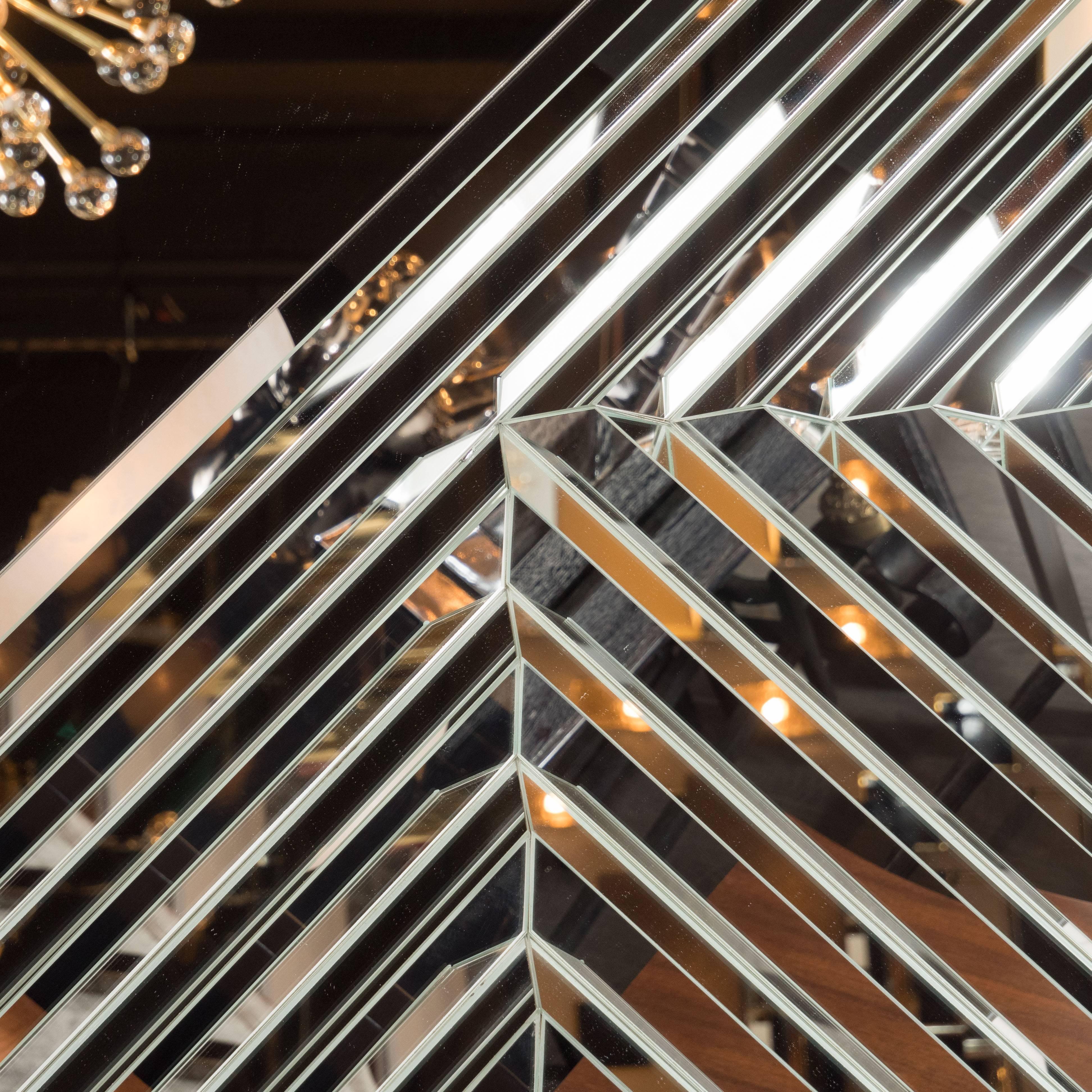 Maßgefertigter handgefertigter Spiegel mit komplexen geometrischen Mustern in Pyramidenrelief (amerikanisch) im Angebot