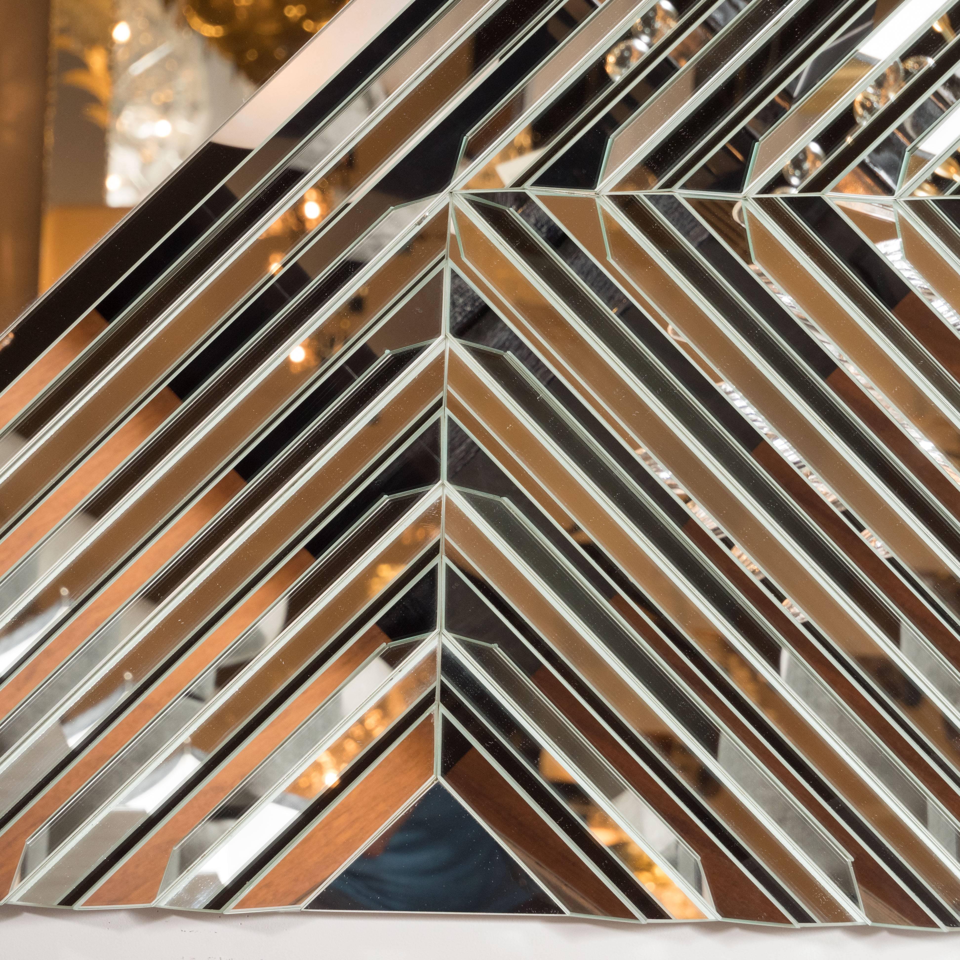 Maßgefertigter handgefertigter Spiegel mit komplexen geometrischen Mustern in Pyramidenrelief im Zustand „Hervorragend“ im Angebot in New York, NY