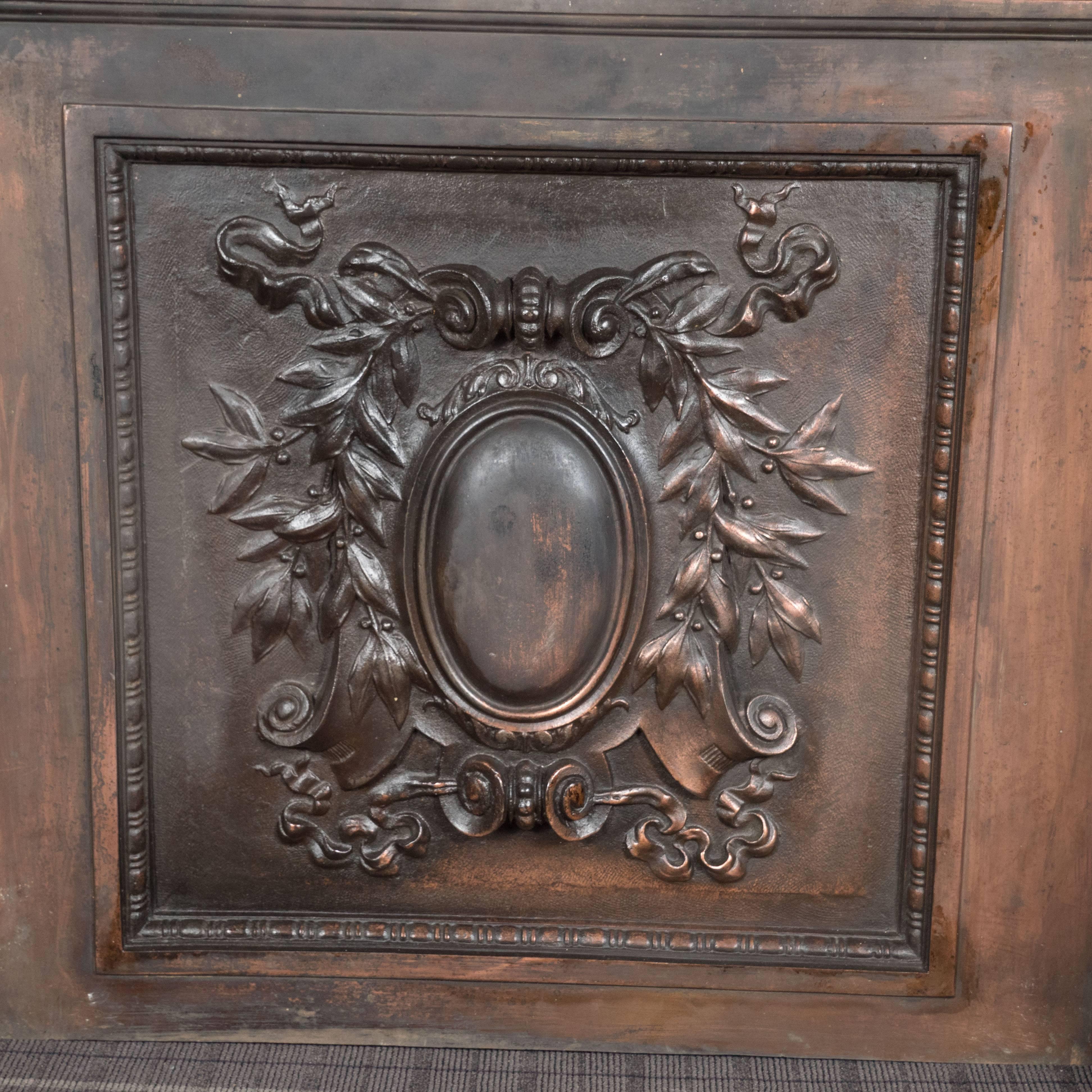 Plaque de cheminée américaine en fer plaqué bronze avec motifs de crête, de flambeau et de feuillage Excellent état - En vente à New York, NY