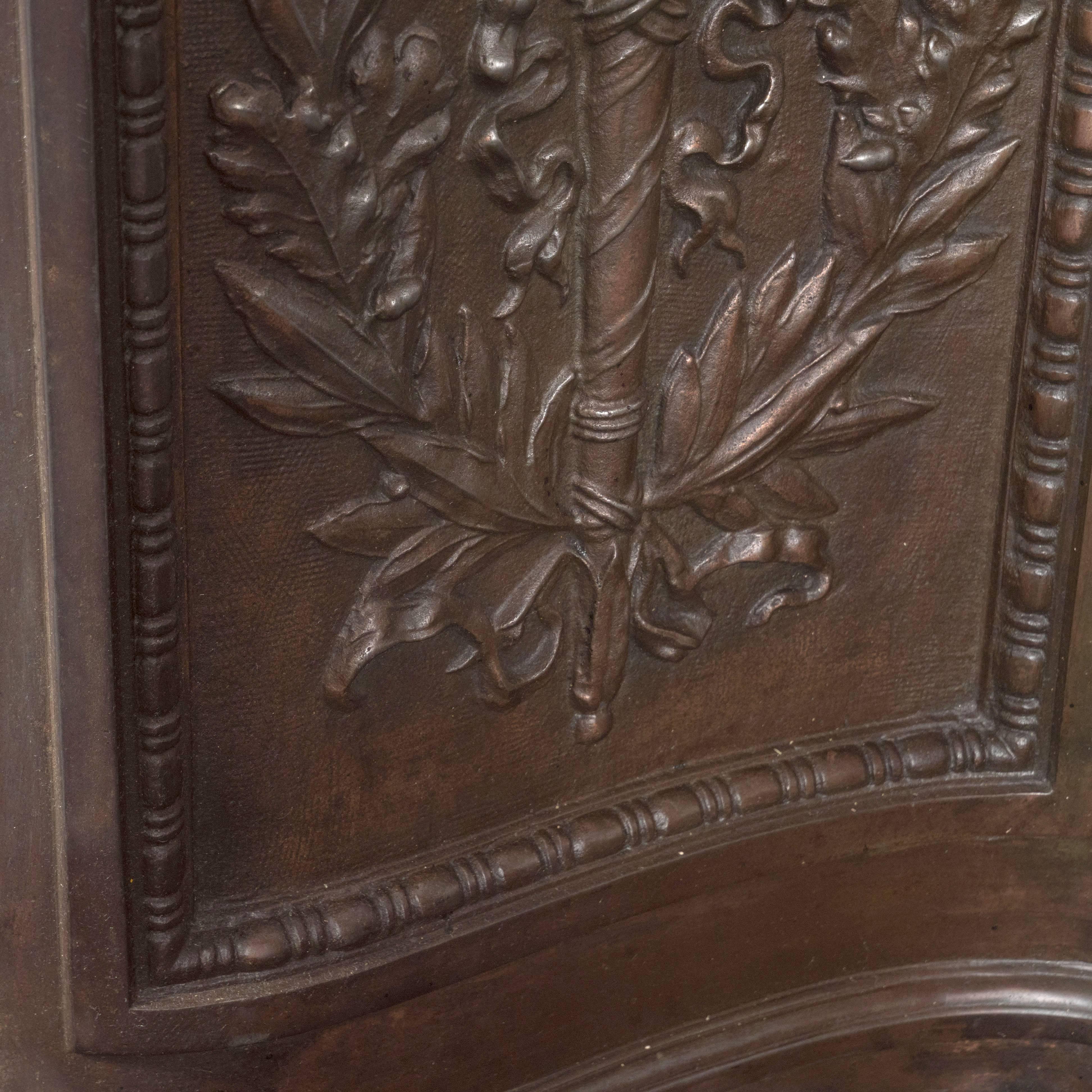 Bronze Plaque de cheminée américaine en fer plaqué bronze avec motifs de crête, de flambeau et de feuillage en vente