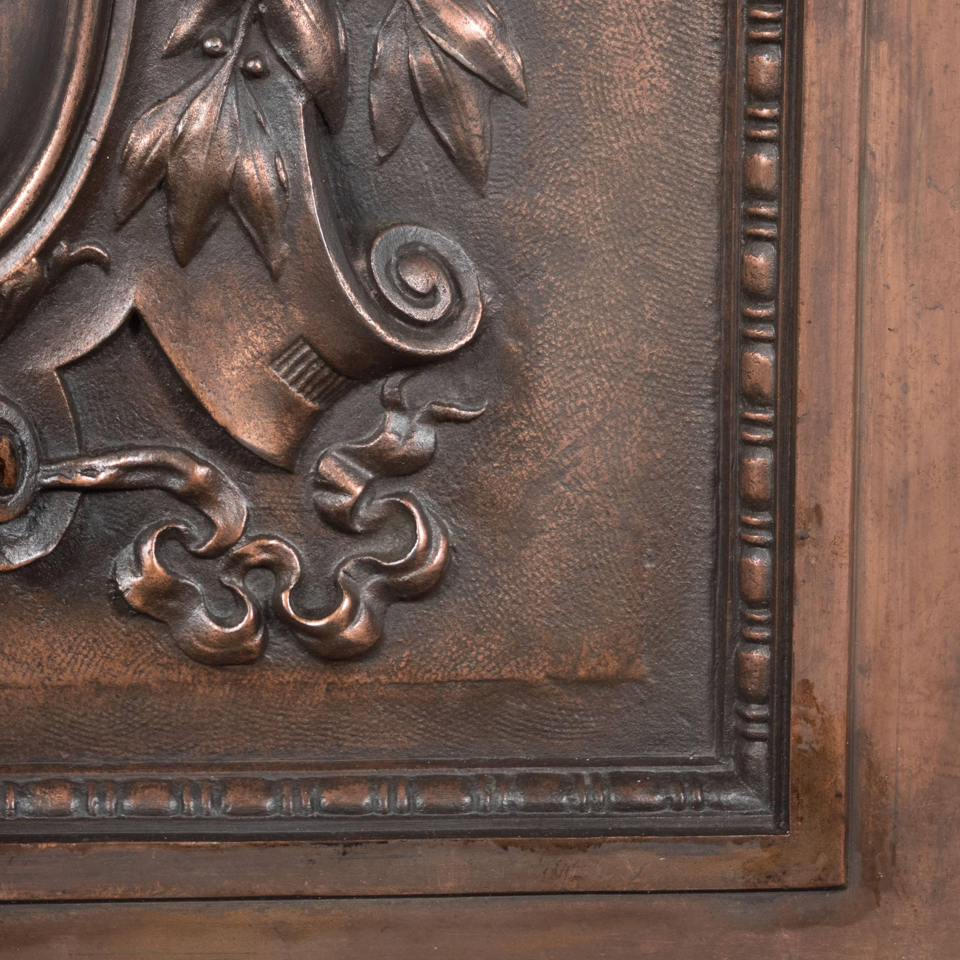 Américain Plaque de cheminée américaine en fer plaqué bronze avec motifs de crête, de flambeau et de feuillage en vente