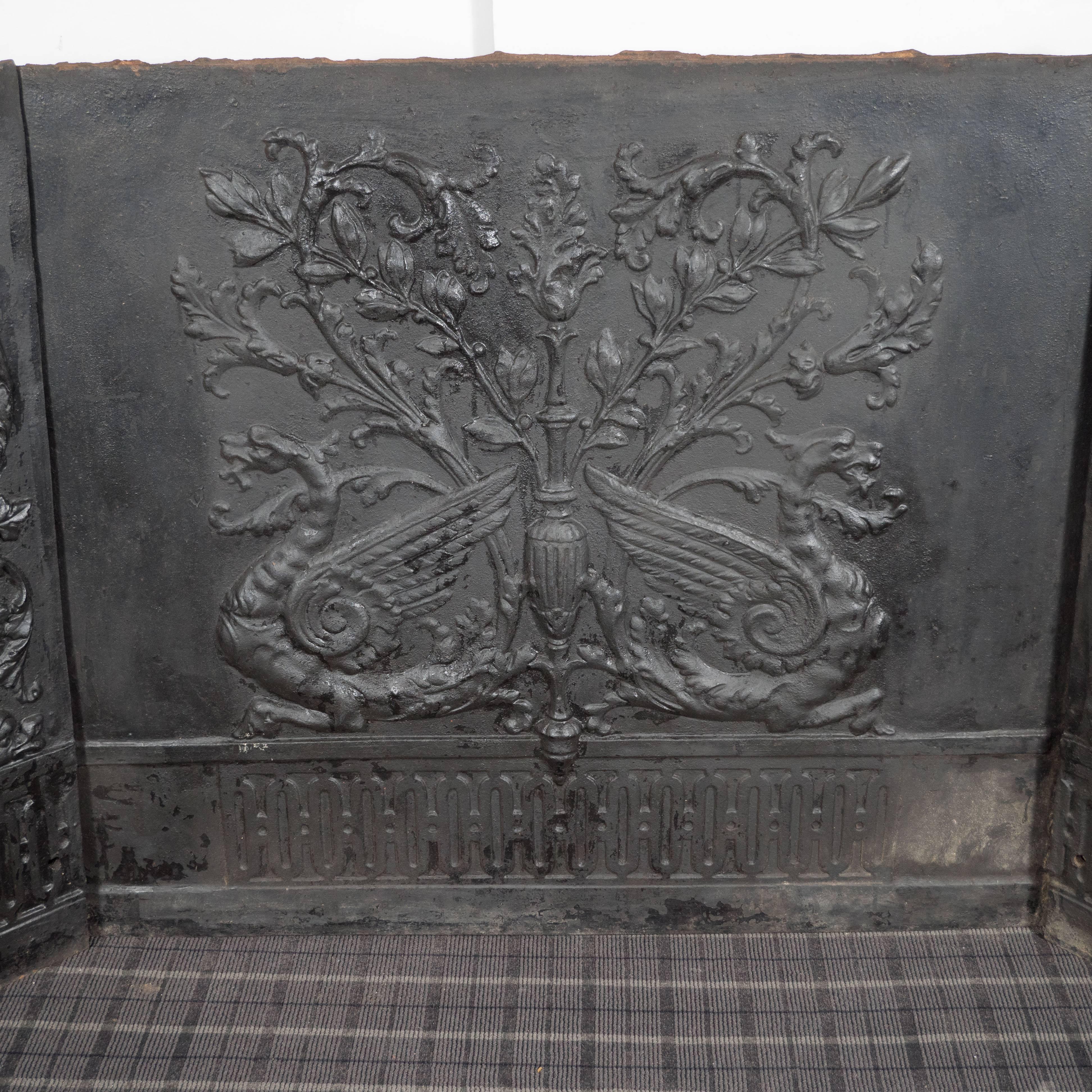 Rare American Early 20th Century Fireback in Iron with Foliate Motifs In Excellent Condition In New York, NY