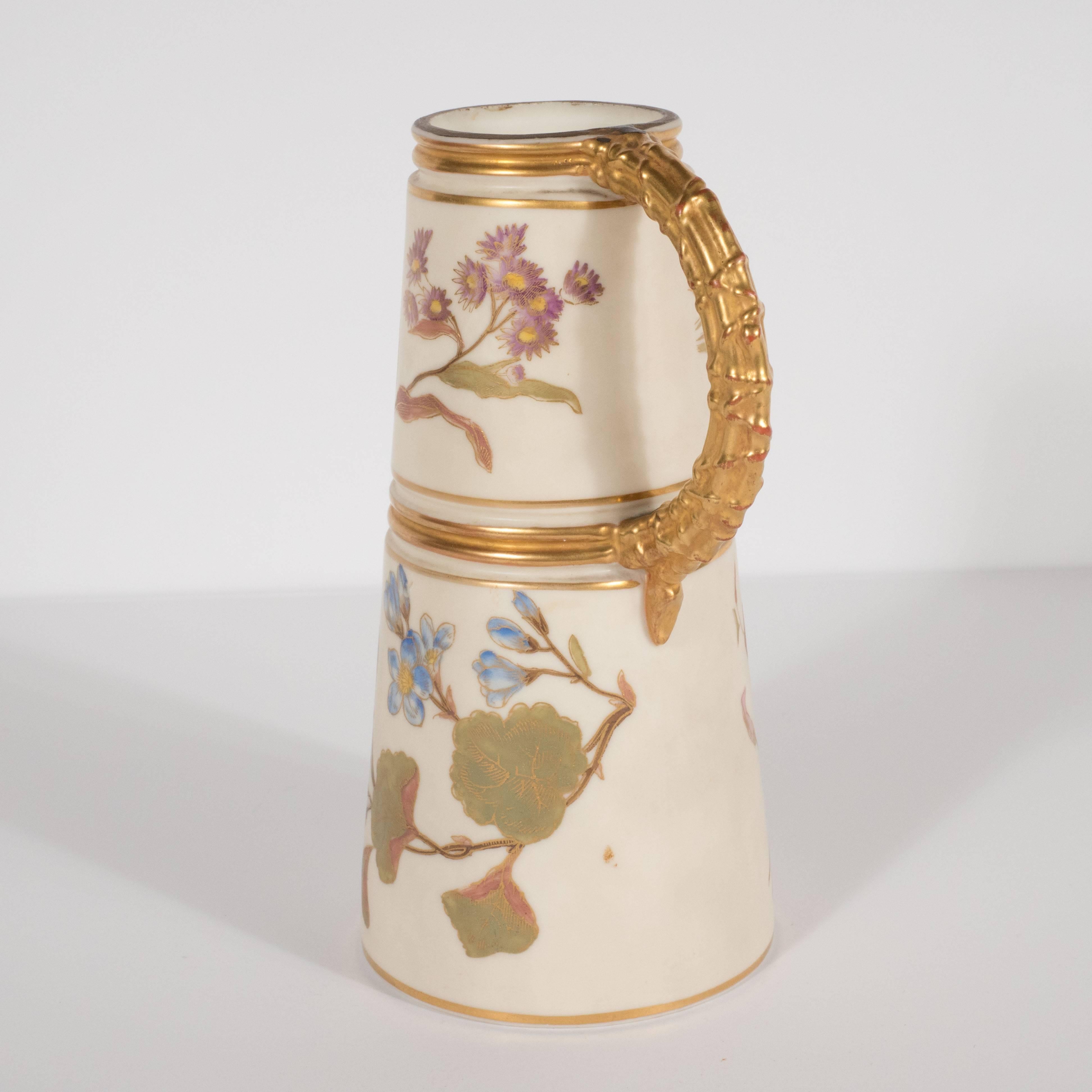 Ce magnifique vase Art Nouveau a été créé à l'apogée de l'Art Nouveau par Royal Worcester, le plus ancien et le plus illustre producteur de porcelaine d'Angleterre. Il est composé d'une forme cylindrique effilée en porcelaine d'os avec une abondance