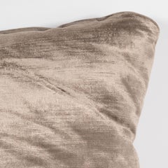 Sofisticato cuscino quadrato in velluto color taupe fumé