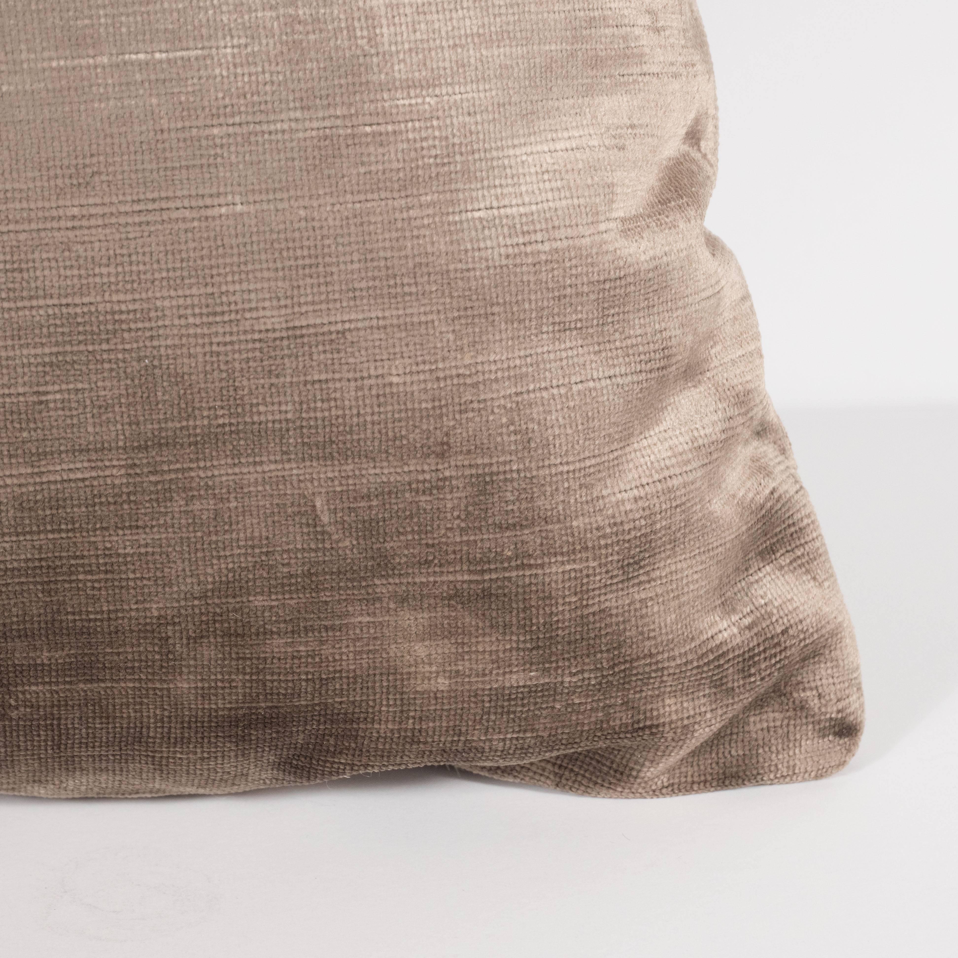 Moderno Sofisticato cuscino quadrato in velluto color taupe fumé in vendita