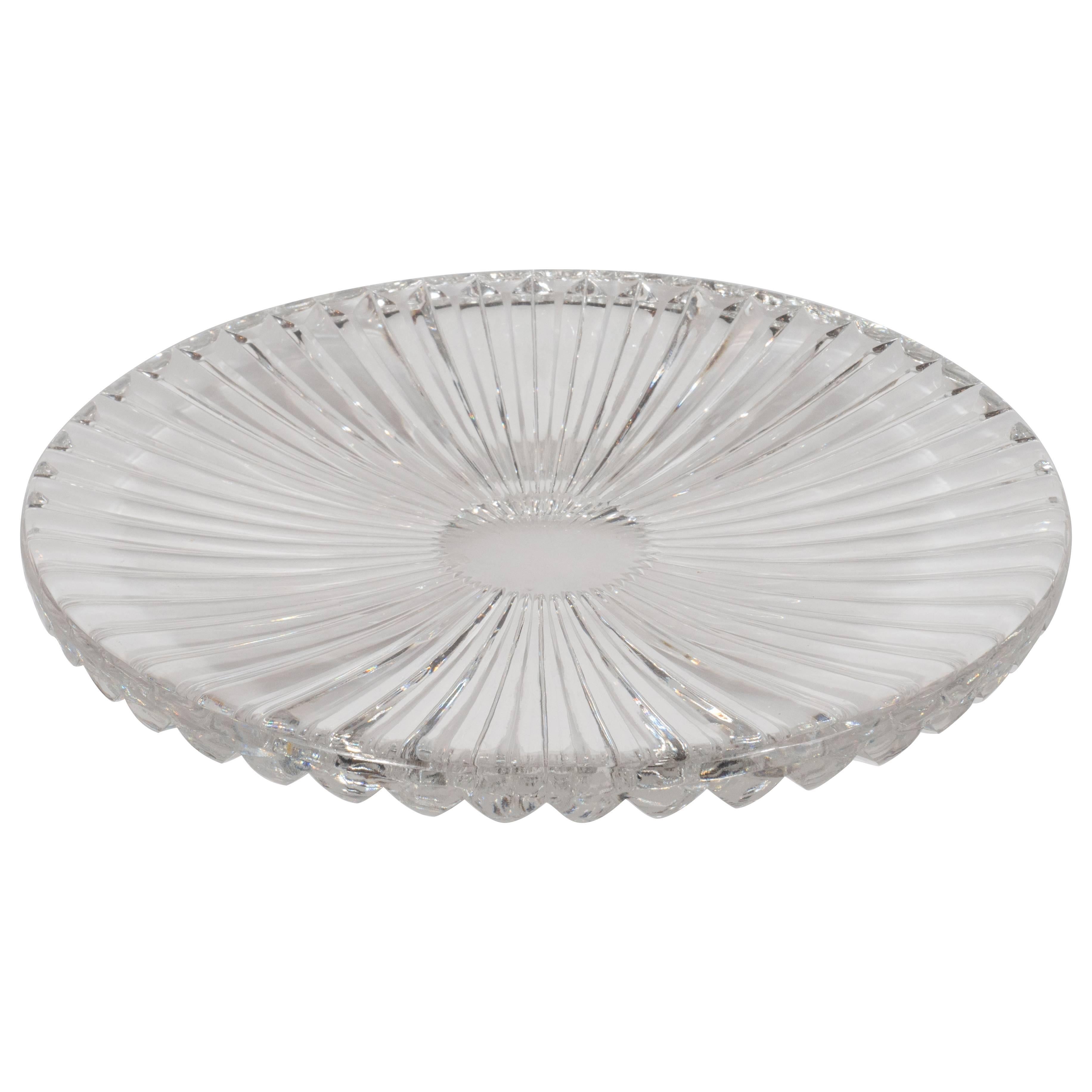 Assiette de service sophistiquée en cristal gravé Sunburst, de style moderne du milieu du siècle dernier en vente