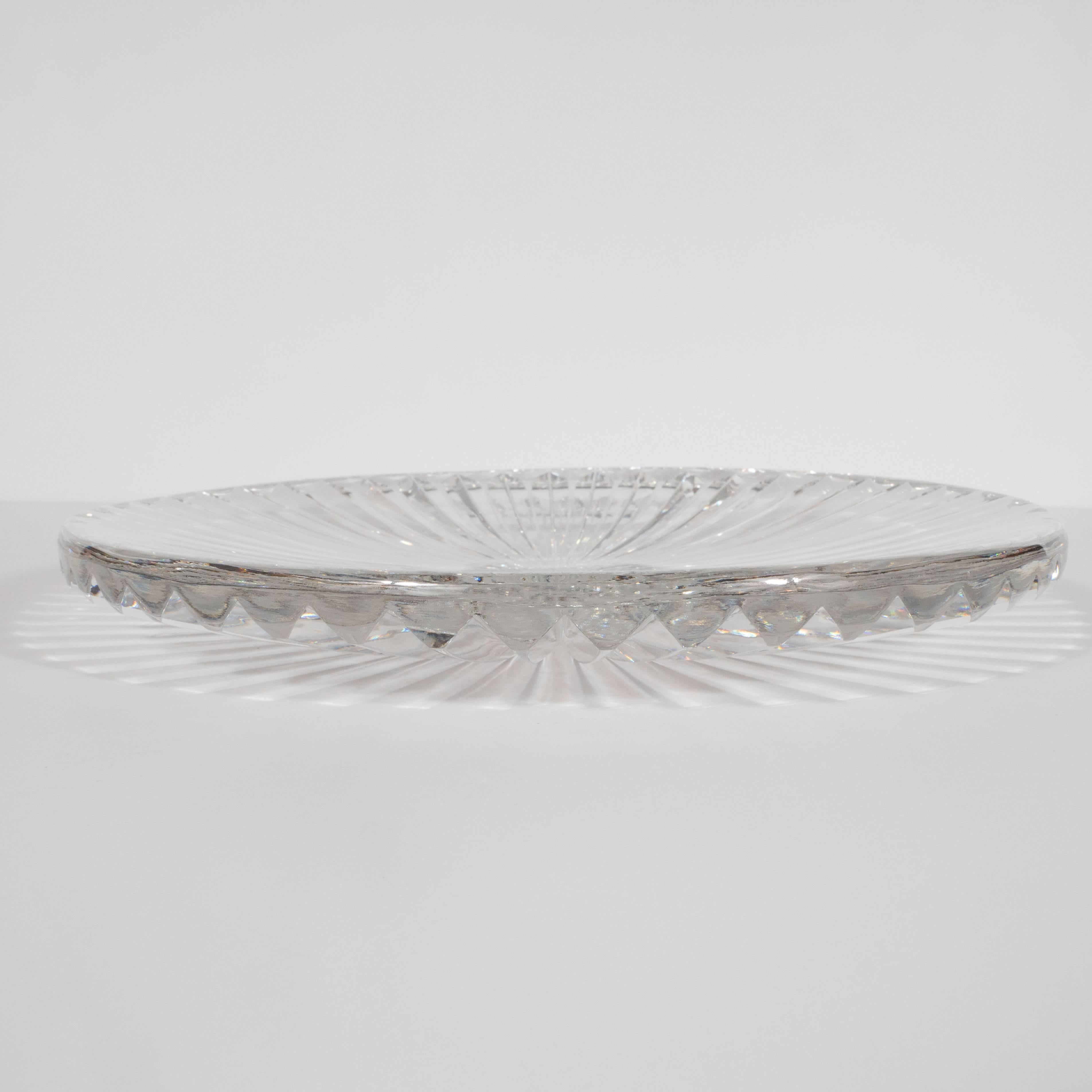 Mid-Century Modern Assiette de service sophistiquée en cristal gravé Sunburst, de style moderne du milieu du siècle dernier en vente