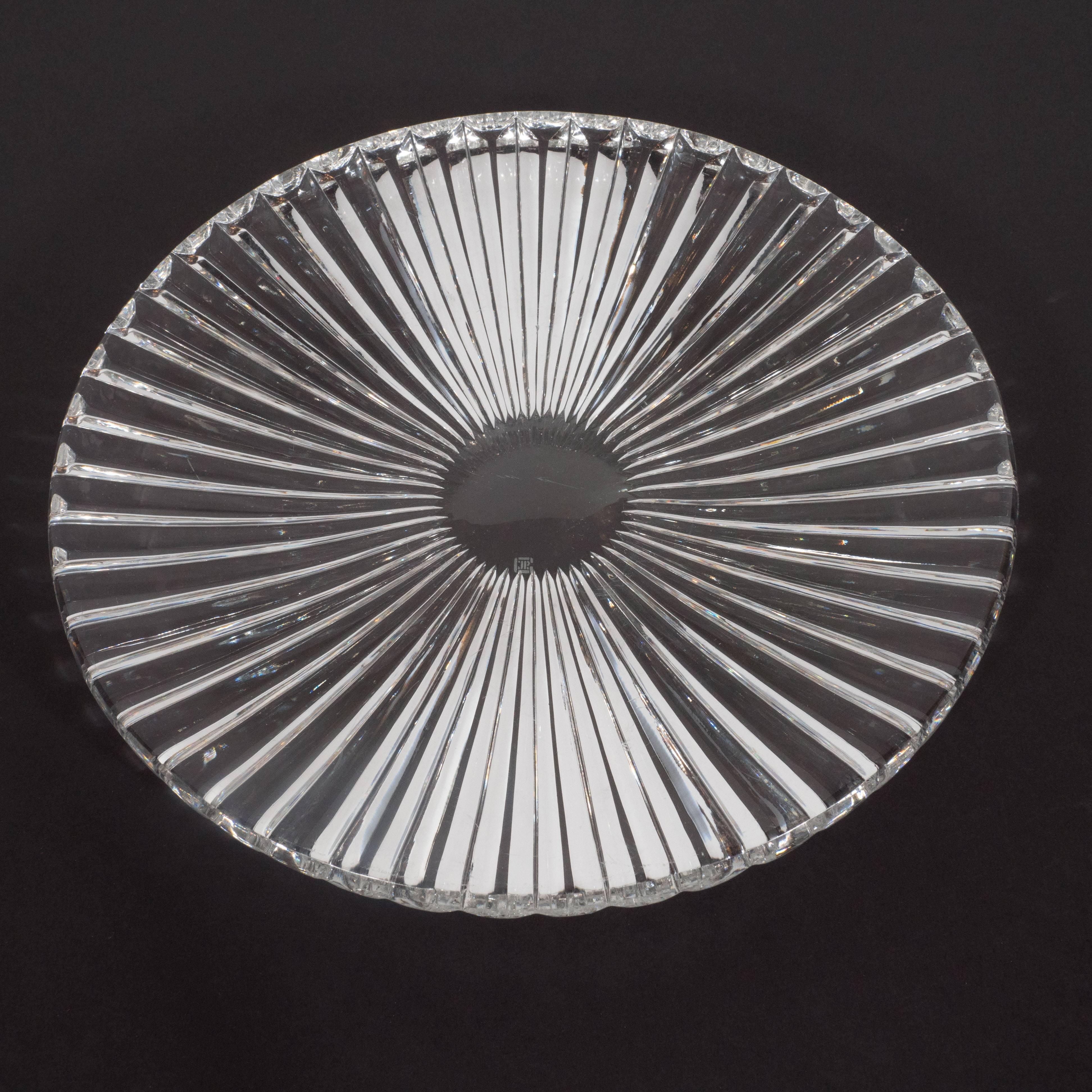 Milieu du XXe siècle Assiette de service sophistiquée en cristal gravé Sunburst, de style moderne du milieu du siècle dernier en vente