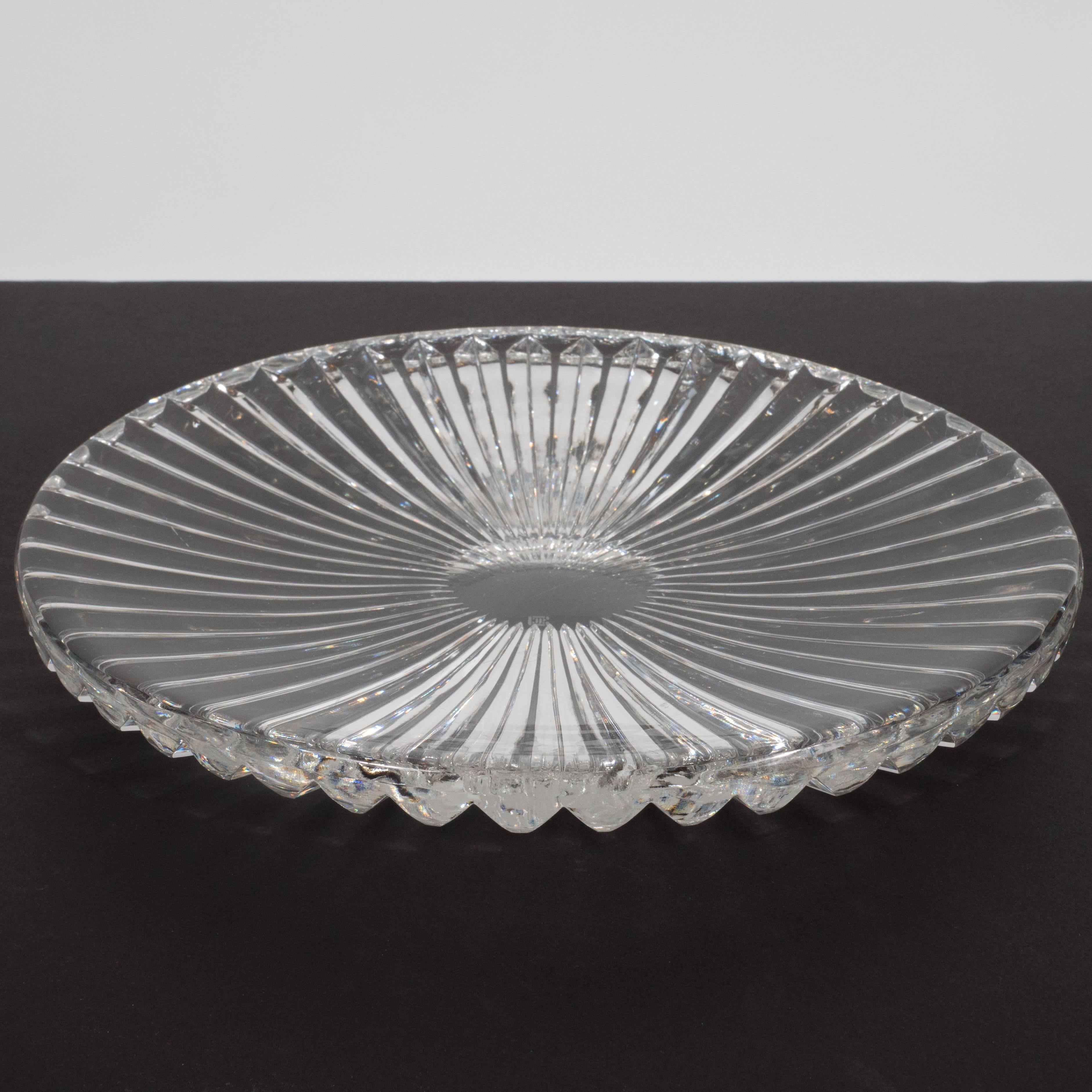 Assiette de service sophistiquée en cristal gravé Sunburst, de style moderne du milieu du siècle dernier en vente 1