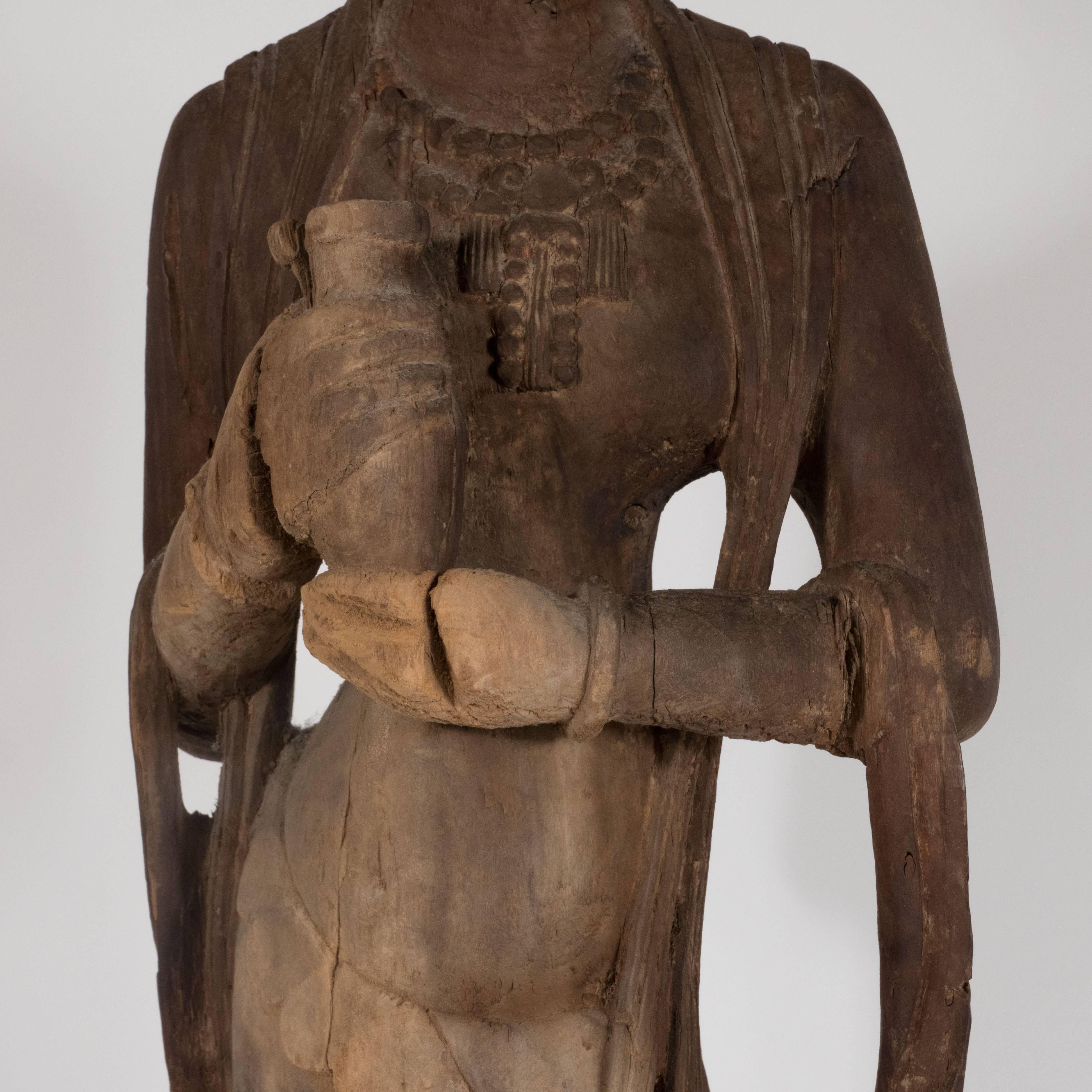 Handgeschnitzte Guanyin-Figur aus Jichi-Holz aus dem 18. Jahrhundert (Qing-Dynastie) im Angebot