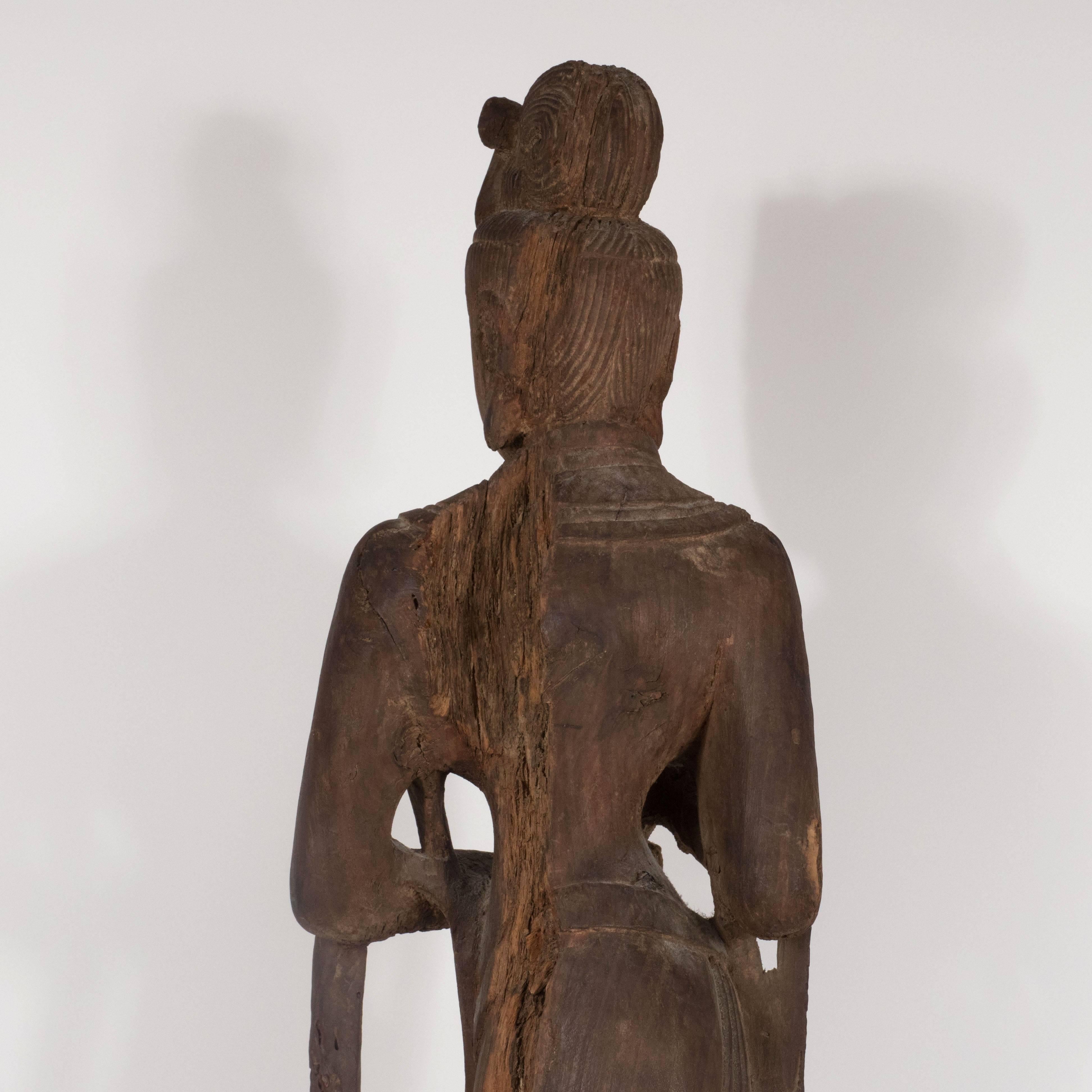 Handgeschnitzte Guanyin-Figur aus Jichi-Holz aus dem 18. Jahrhundert (Hartholz) im Angebot