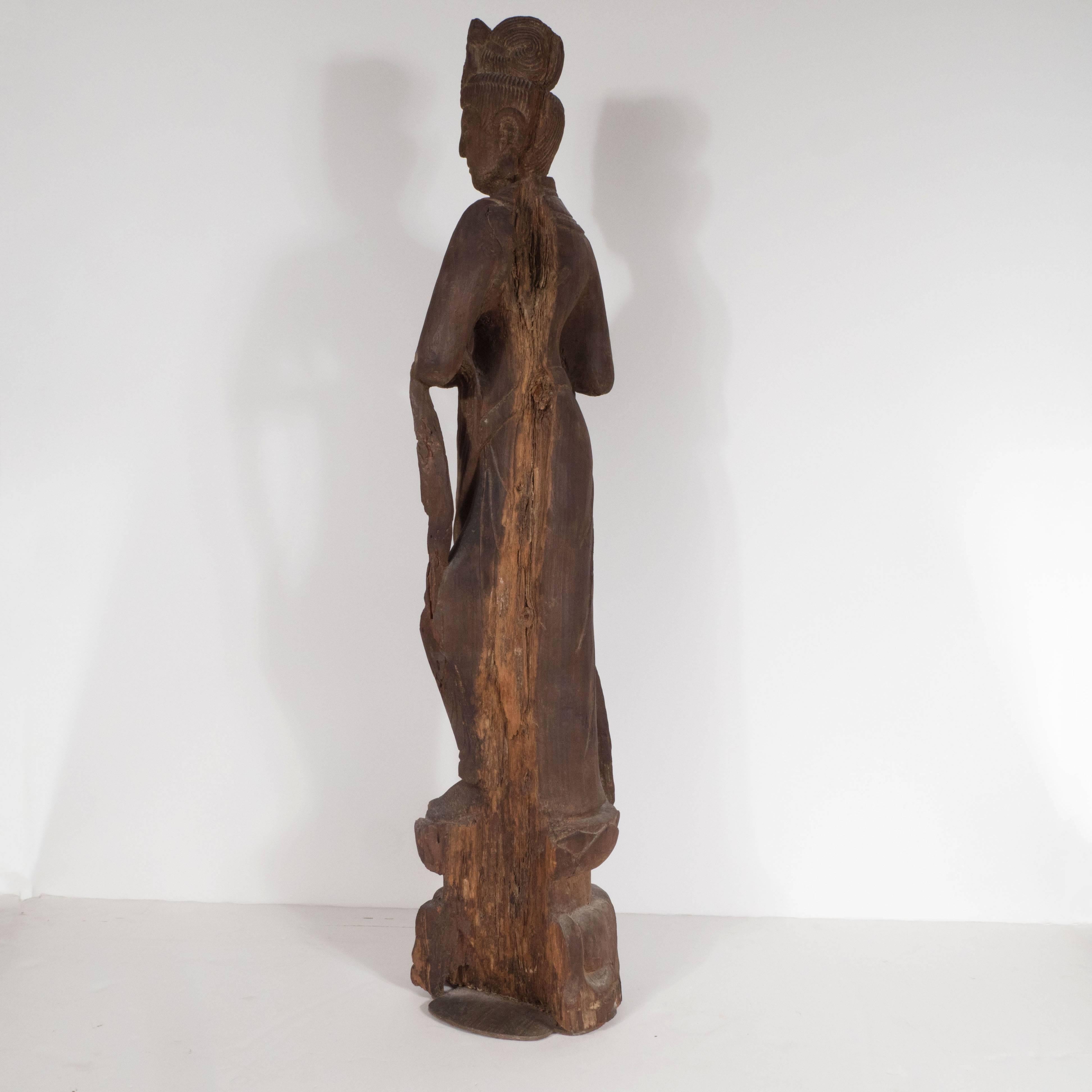 Handgeschnitzte Guanyin-Figur aus Jichi-Holz aus dem 18. Jahrhundert im Angebot 2