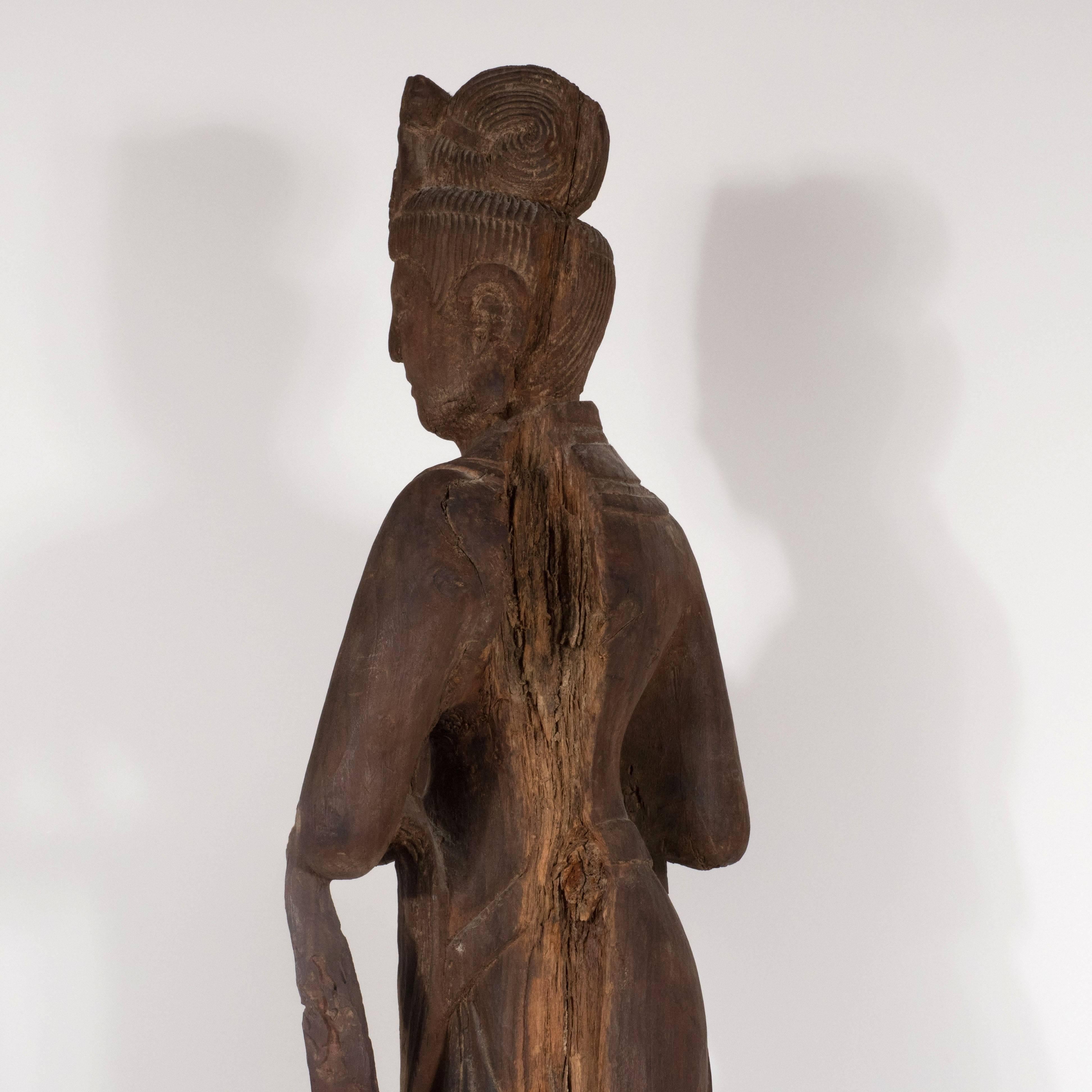 Figure Guanyin en bois Jichi du 18e siècle, sculptée à la main en vente 3