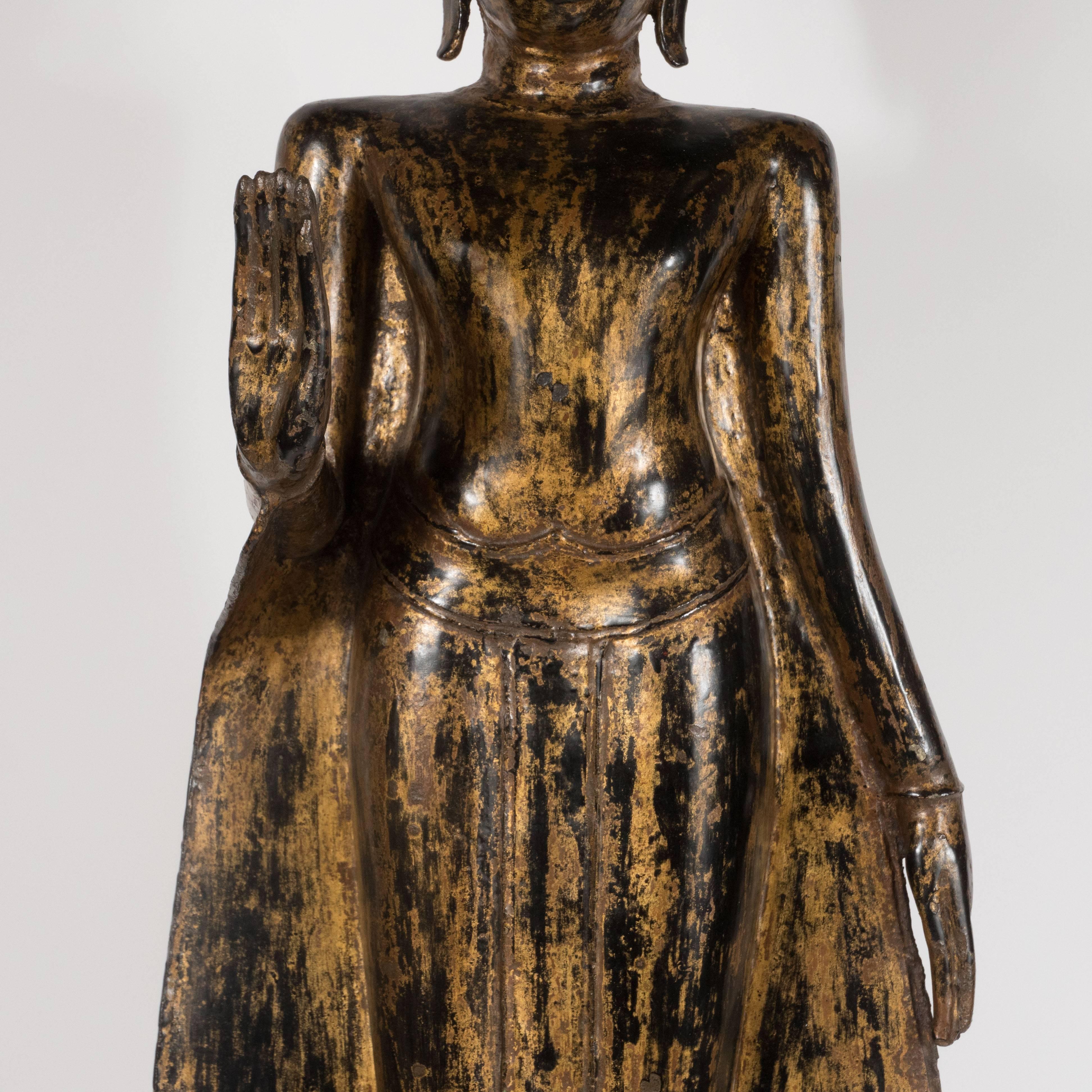 Autre Bouddha thaïlandais du 19ème siècle avec surface en or patiné en vente