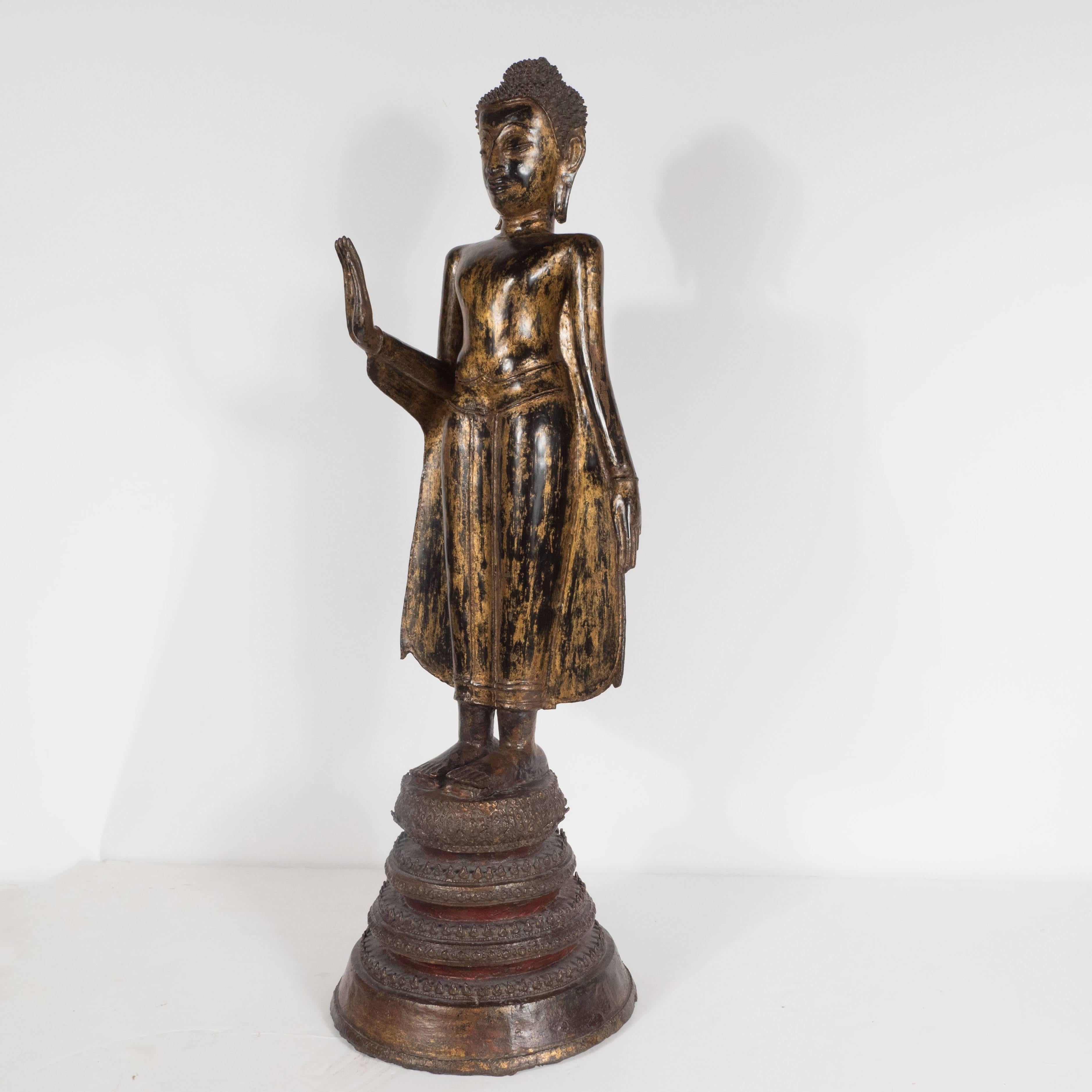 Bouddha thaïlandais du 19ème siècle avec surface en or patiné Excellent état - En vente à New York, NY