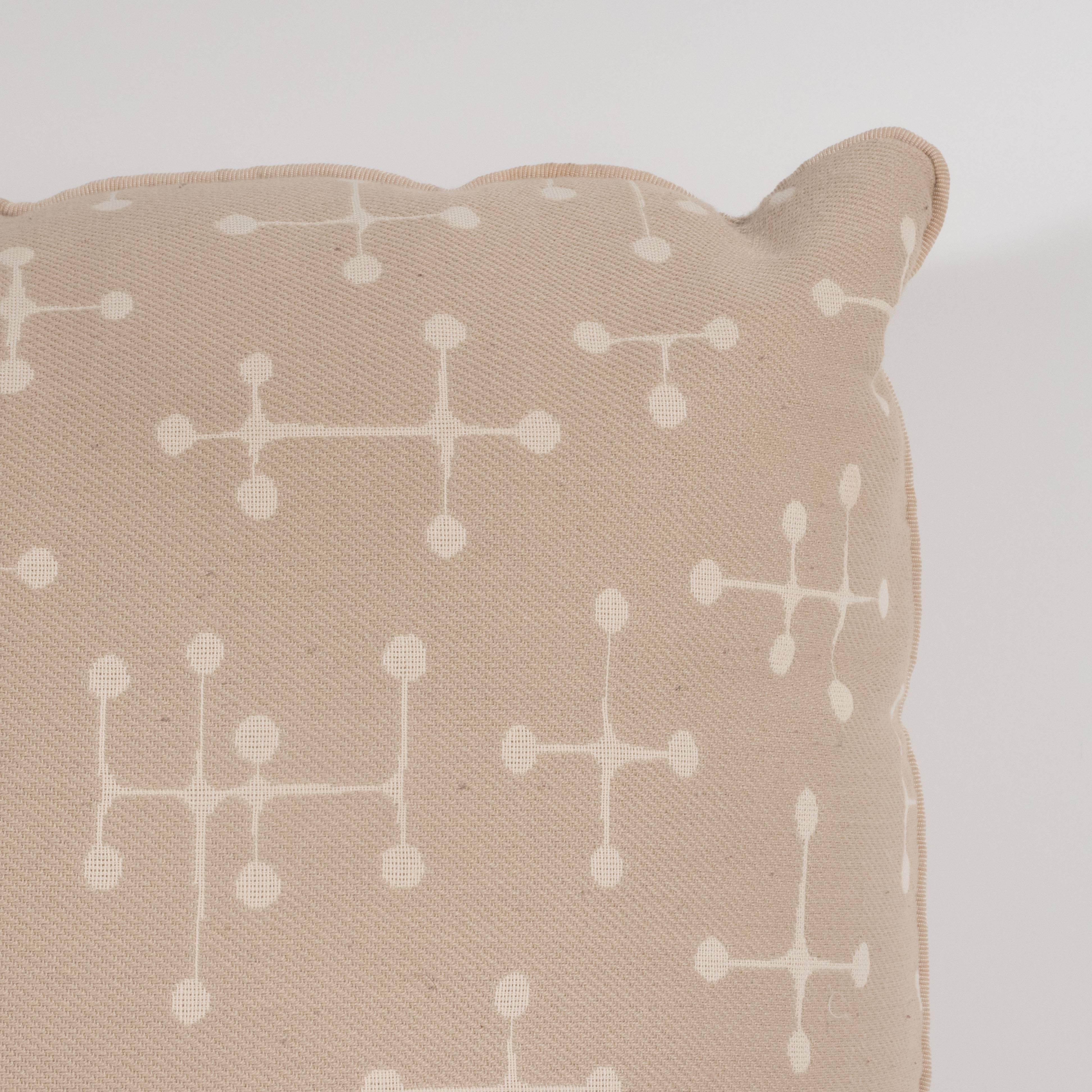 Set aus vier modernen beigefarbenen Baumwoll-Twill-Kissen mit geometrischem Kreuz-Motiv (Moderne) im Angebot