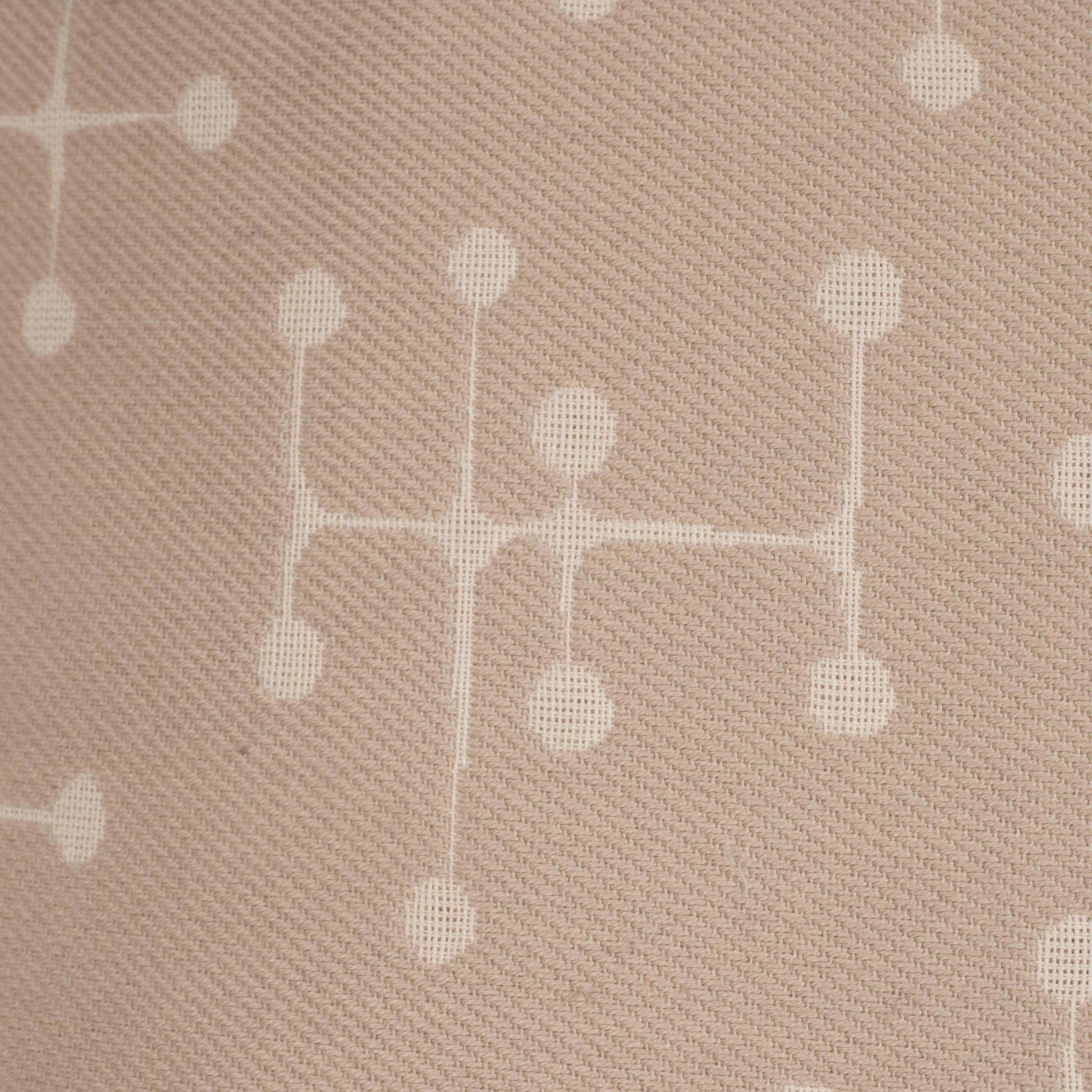 Set aus vier modernen beigefarbenen Baumwoll-Twill-Kissen mit geometrischem Kreuz-Motiv (21. Jahrhundert und zeitgenössisch) im Angebot