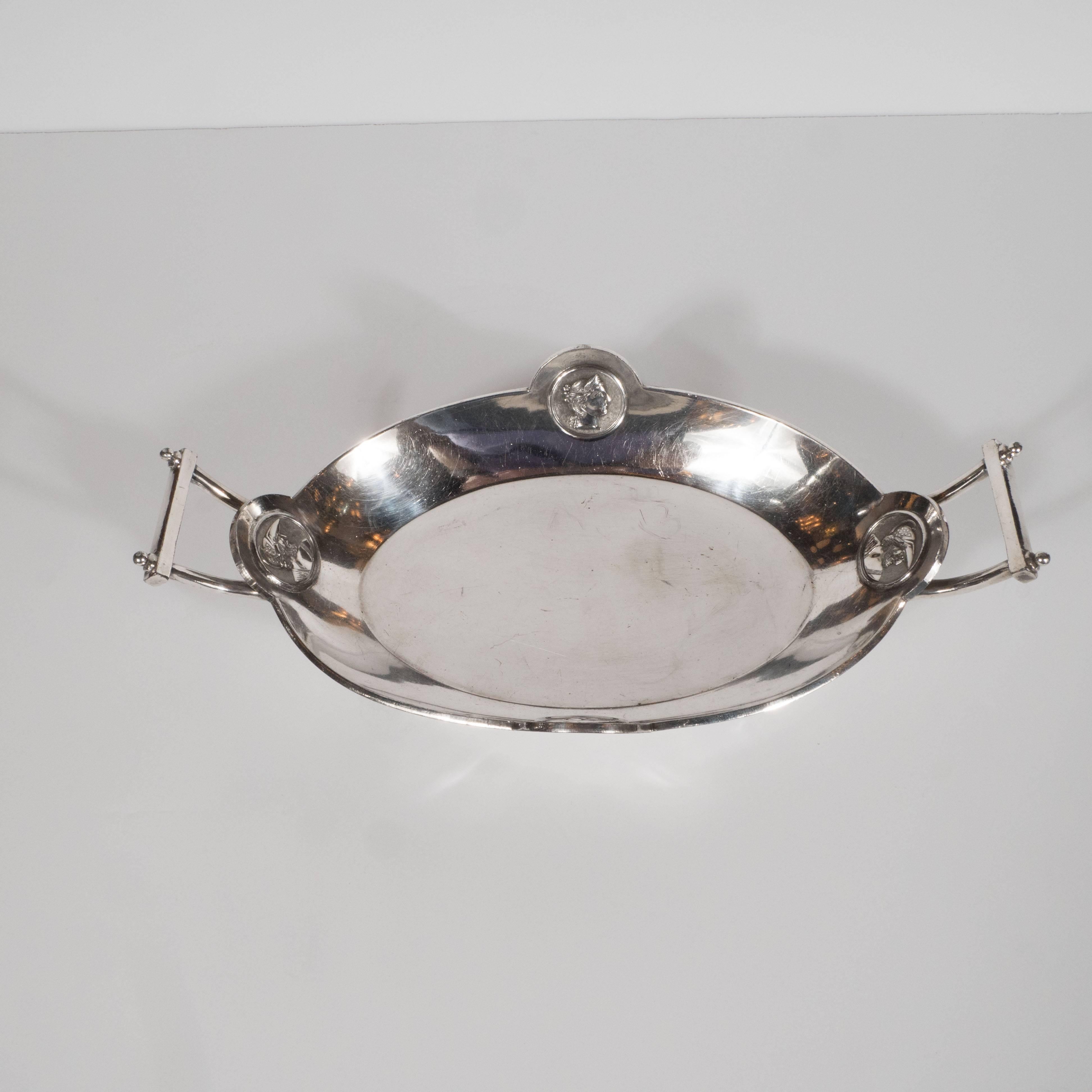 Cuenco etrusco con asa y motivos clásicos bañado en plata Redfield & Rice Victoriano en venta