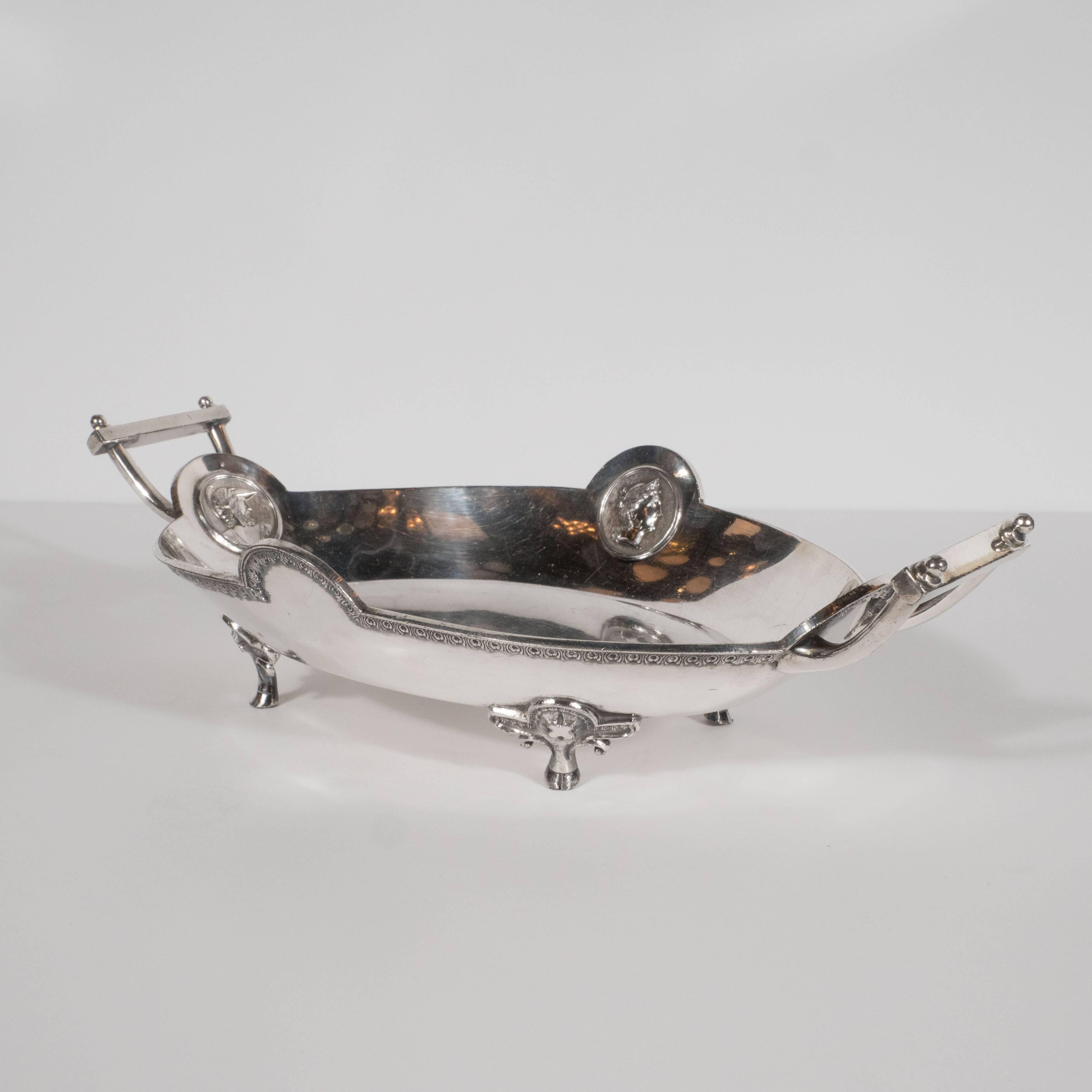 Bol étrusque à poignée en métal argenté Redfield & Rice avec motifs classiques Excellent état - En vente à New York, NY
