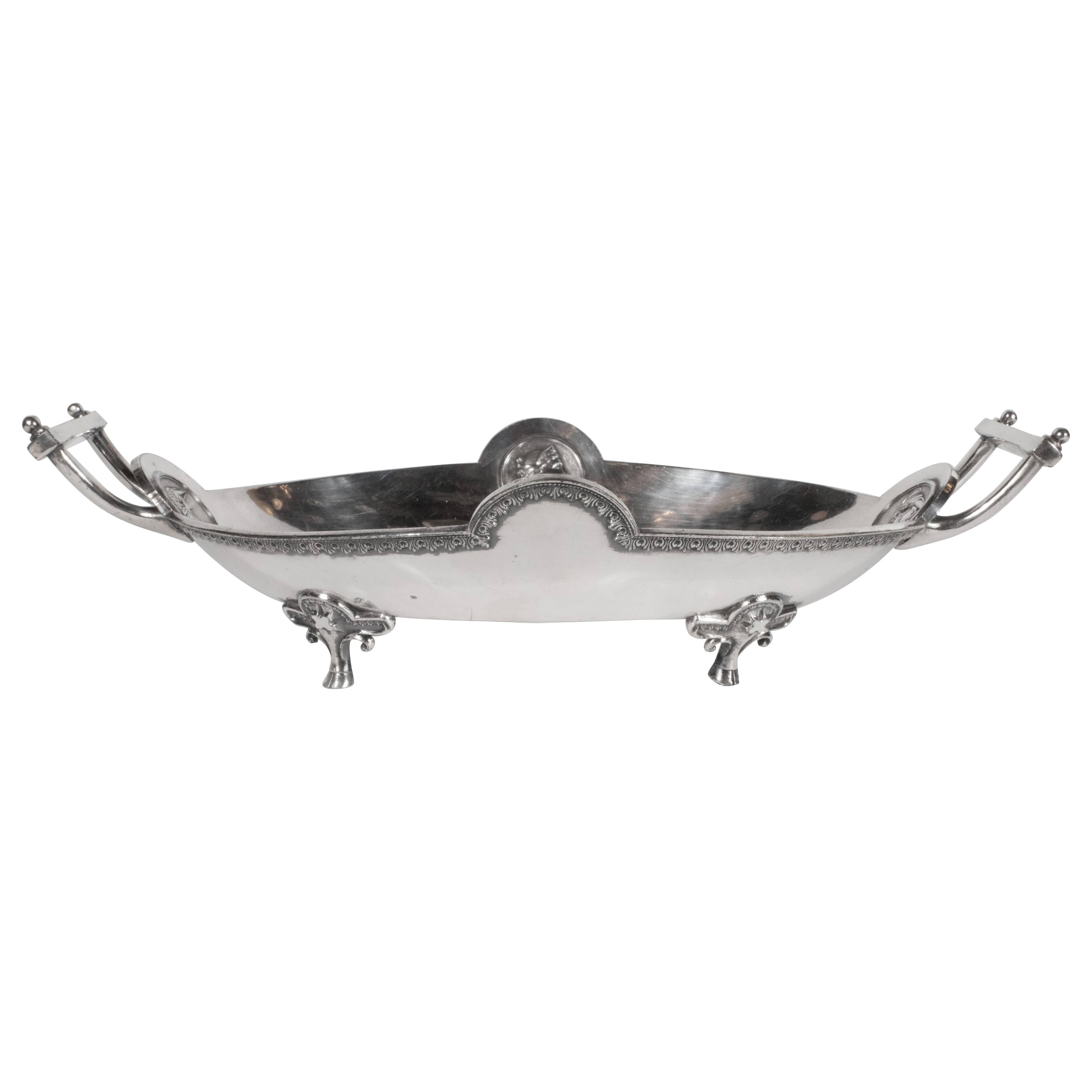 Cuenco etrusco con asa y motivos clásicos bañado en plata Redfield & Rice en venta