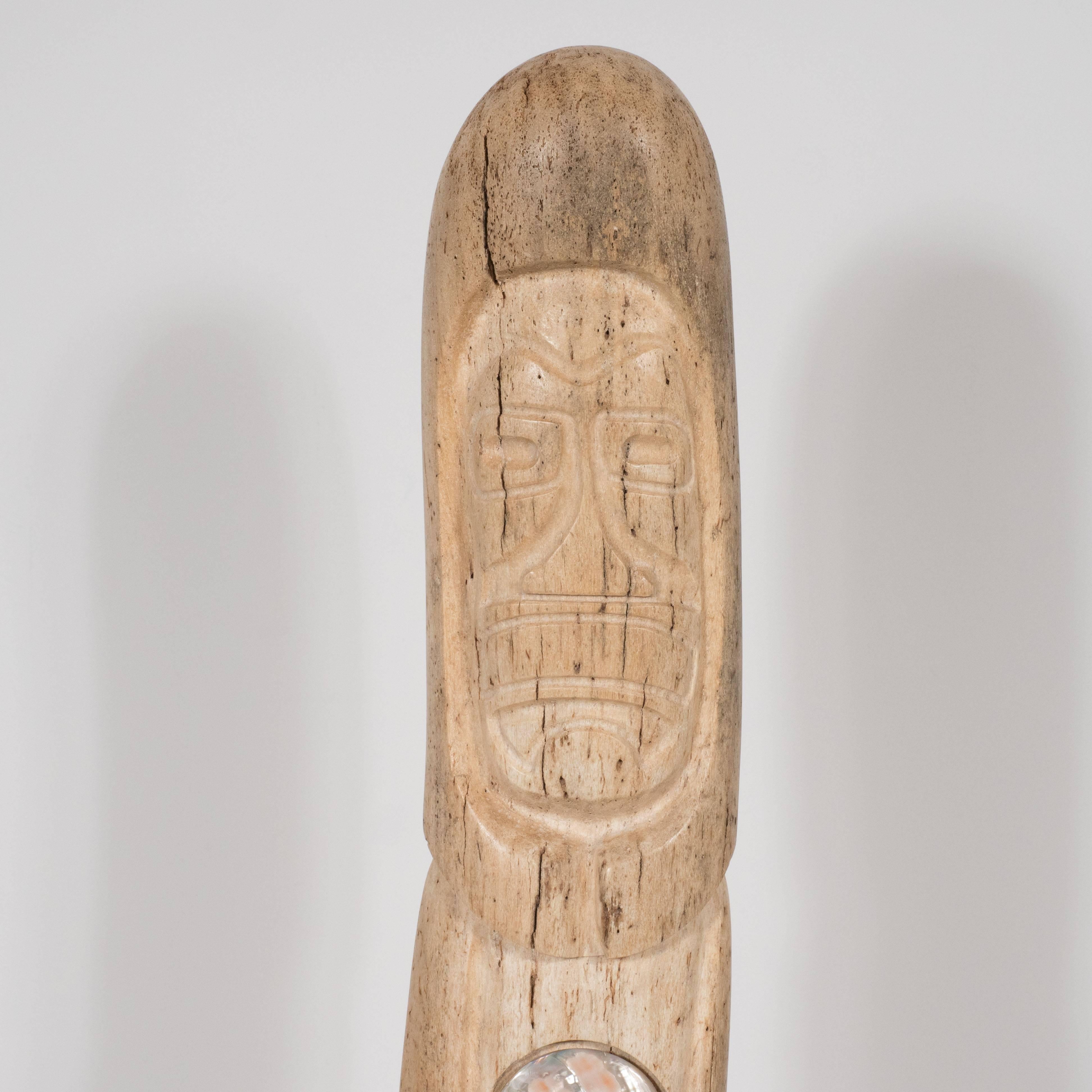 Geschnitztes Inuit TOTEM aus Birke mit kreisförmigen Perlmutt-Intarsien, Mitte des Jahrhunderts im Zustand „Hervorragend“ im Angebot in New York, NY
