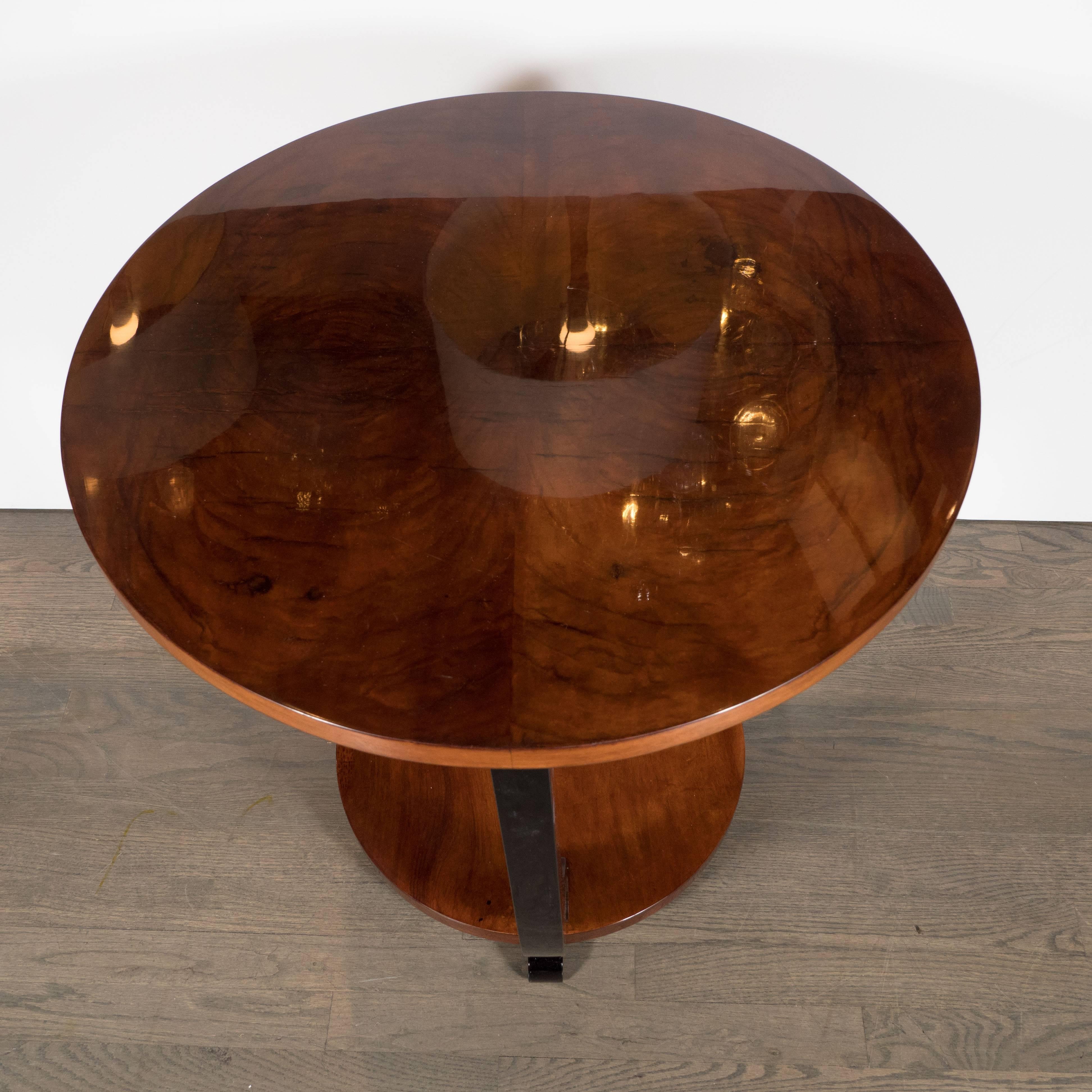 Table de Gueridon Art Déco à deux niveaux en noyer et laque noire assortis Excellent état - En vente à New York, NY