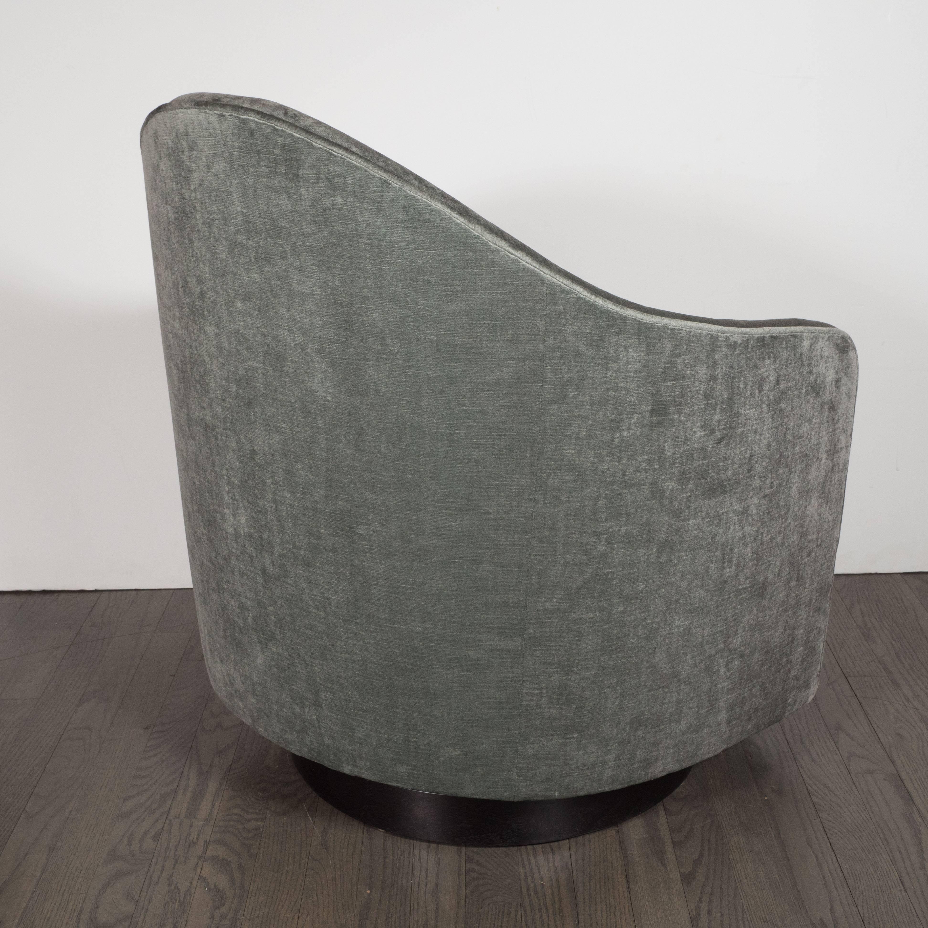 Mid-Century Modern Swivel Chair in Smoked Platinum Velvet by Milo Baughman In Excellent Condition In New York, NY