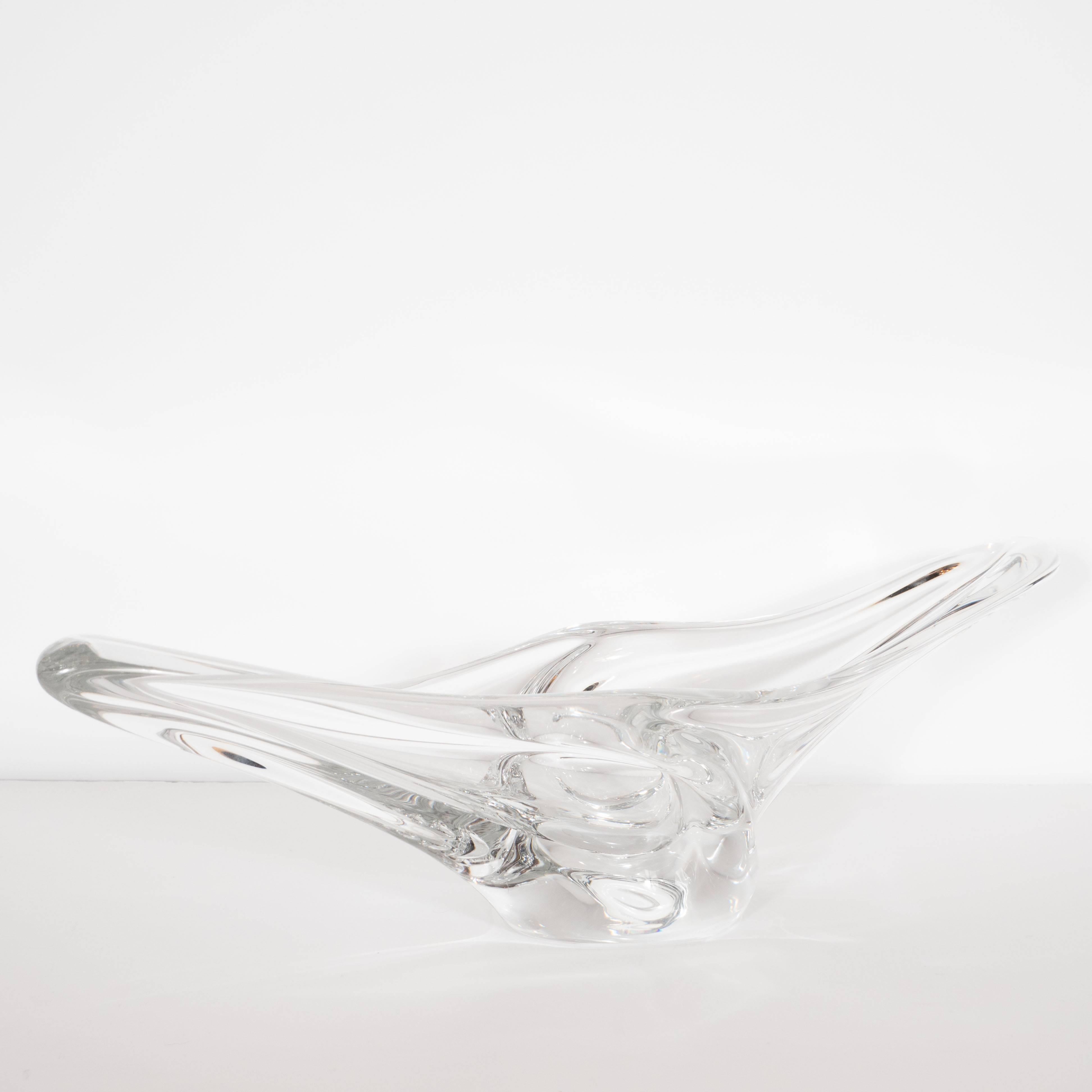 Diese raffinierte und skulpturale Schale aus durchscheinendem Glas wurde um 1950 von Daum, einem der berühmtesten Glashersteller dieser Zeit in Nancy, Frankreich, hergestellt. Daum wurde auf der Weltausstellung 1900 mit einem Grand Prix für seine