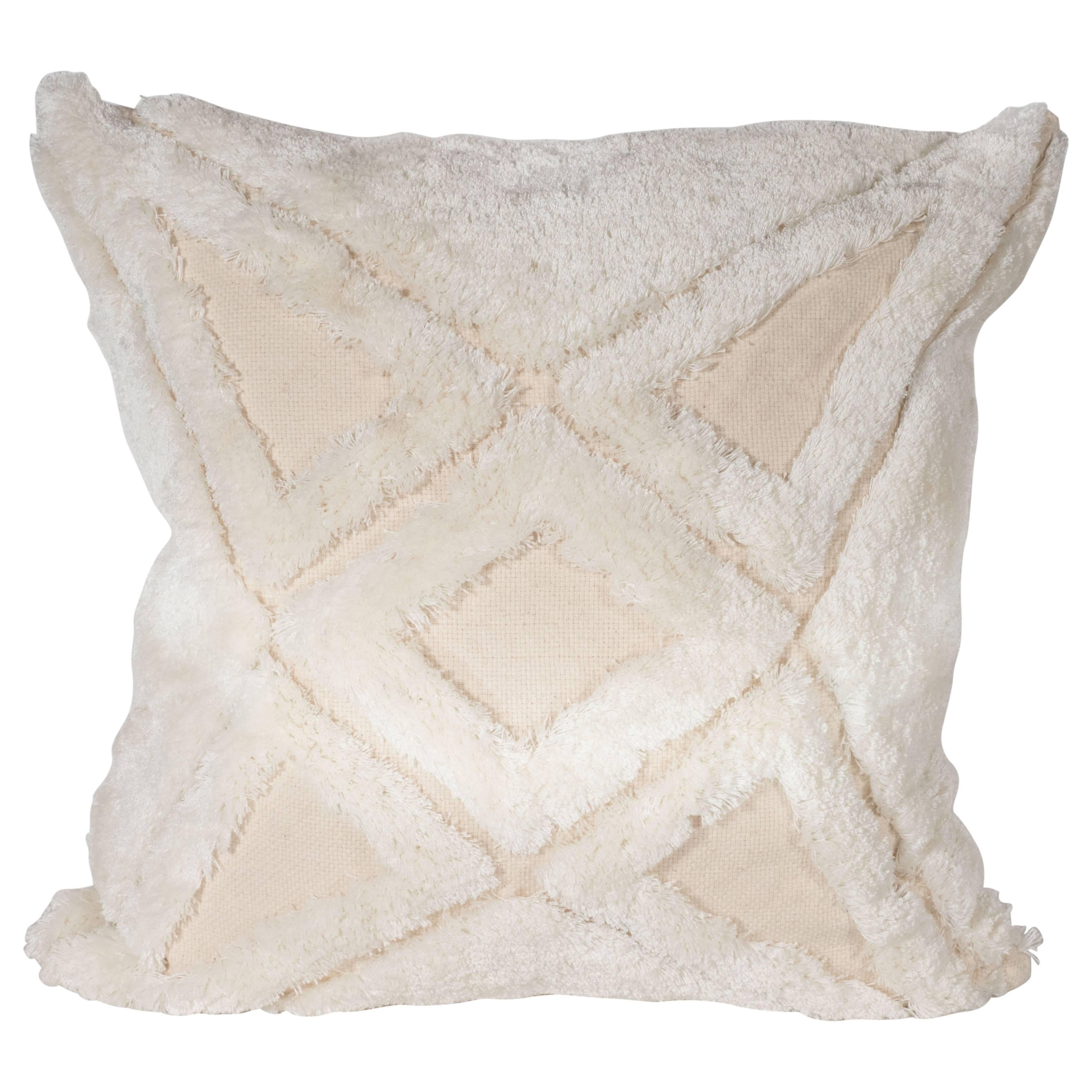 Modernistisches Kissen aus strukturierter Baumwolle in Creme mit weißen geometrischen Mustern durch und durch